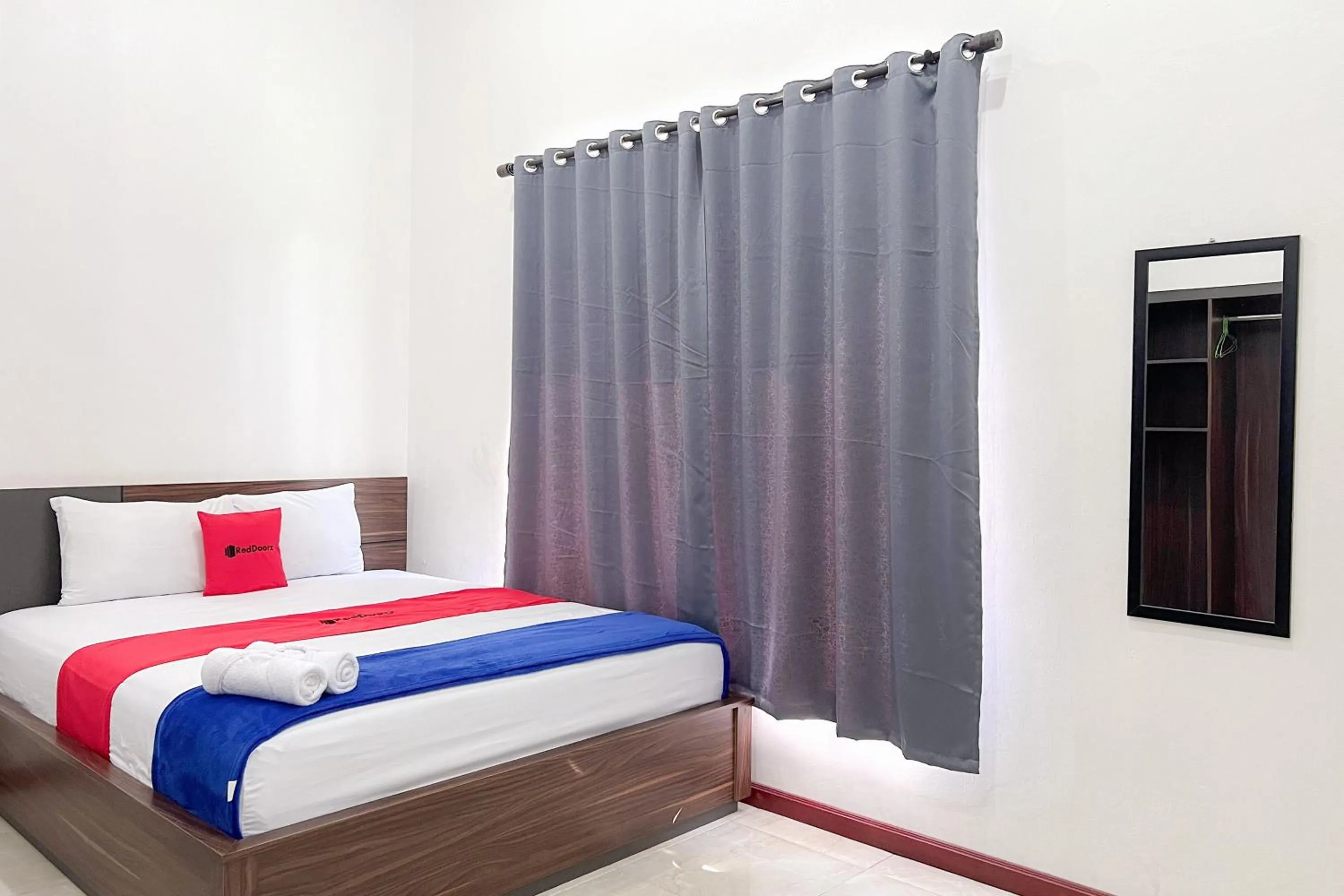 Bedroom, Bed in RedDoorz at Vall Guest House Balikpapan