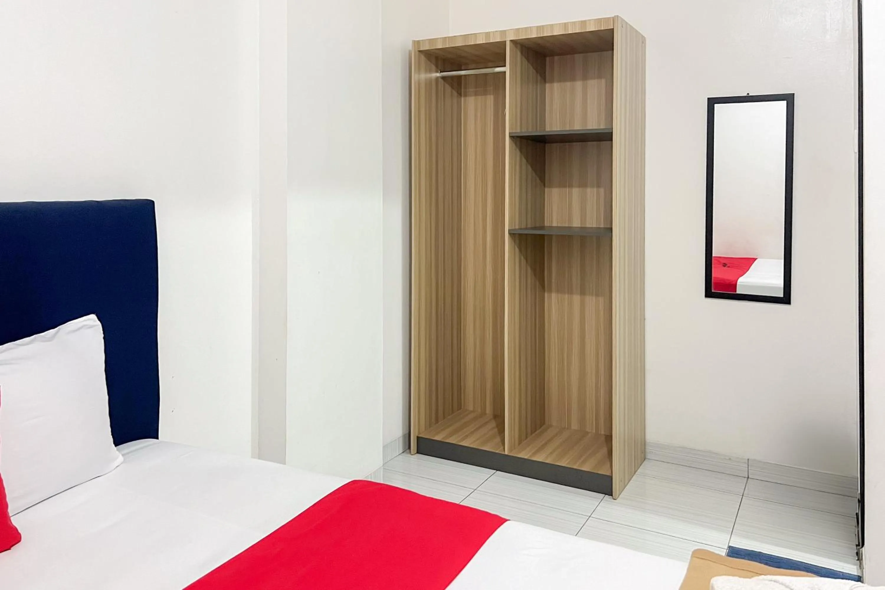 Bedroom, Bed in RedDoorz at Vall Guest House Balikpapan