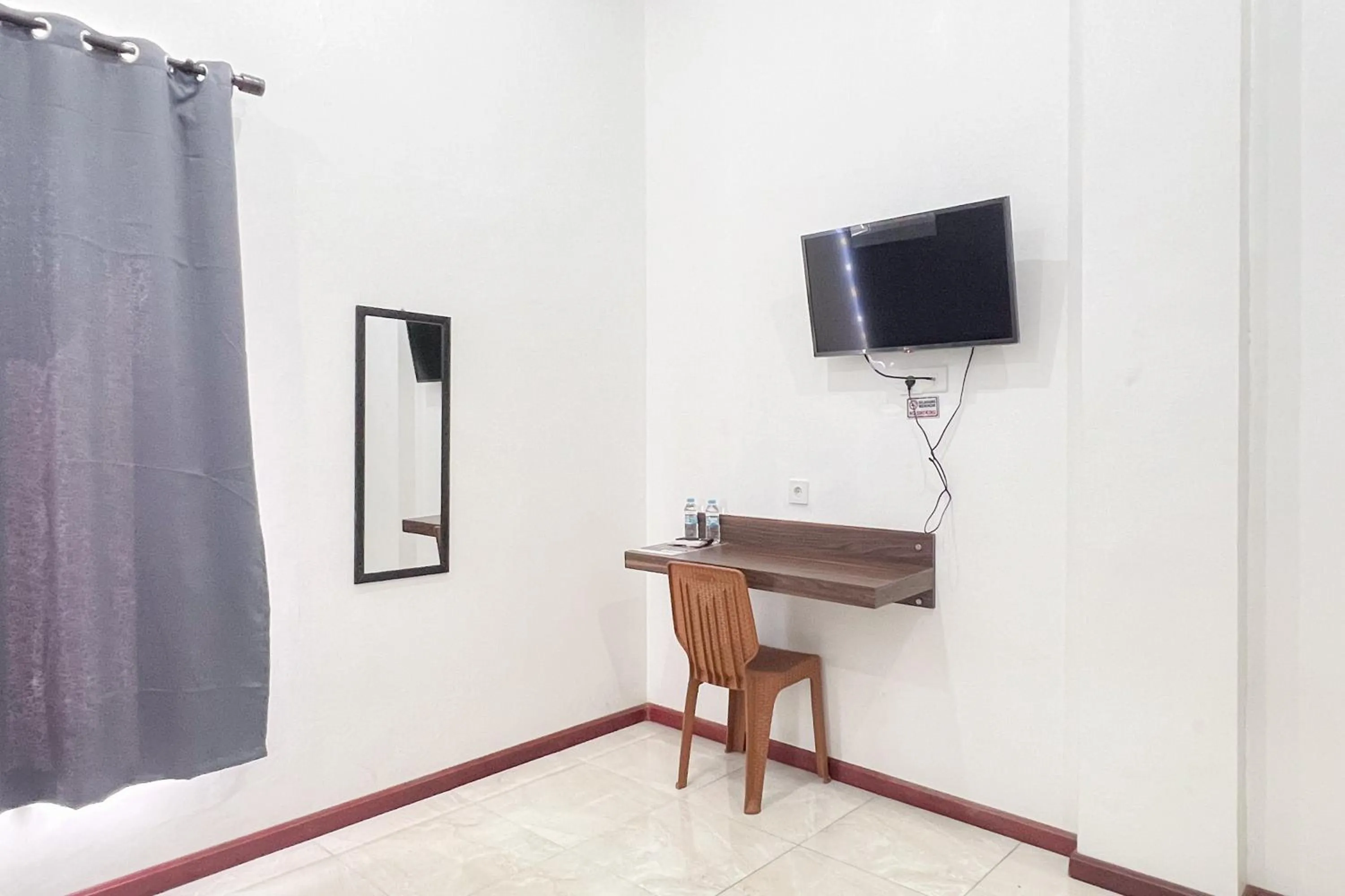 TV and multimedia in RedDoorz at Vall Guest House Balikpapan