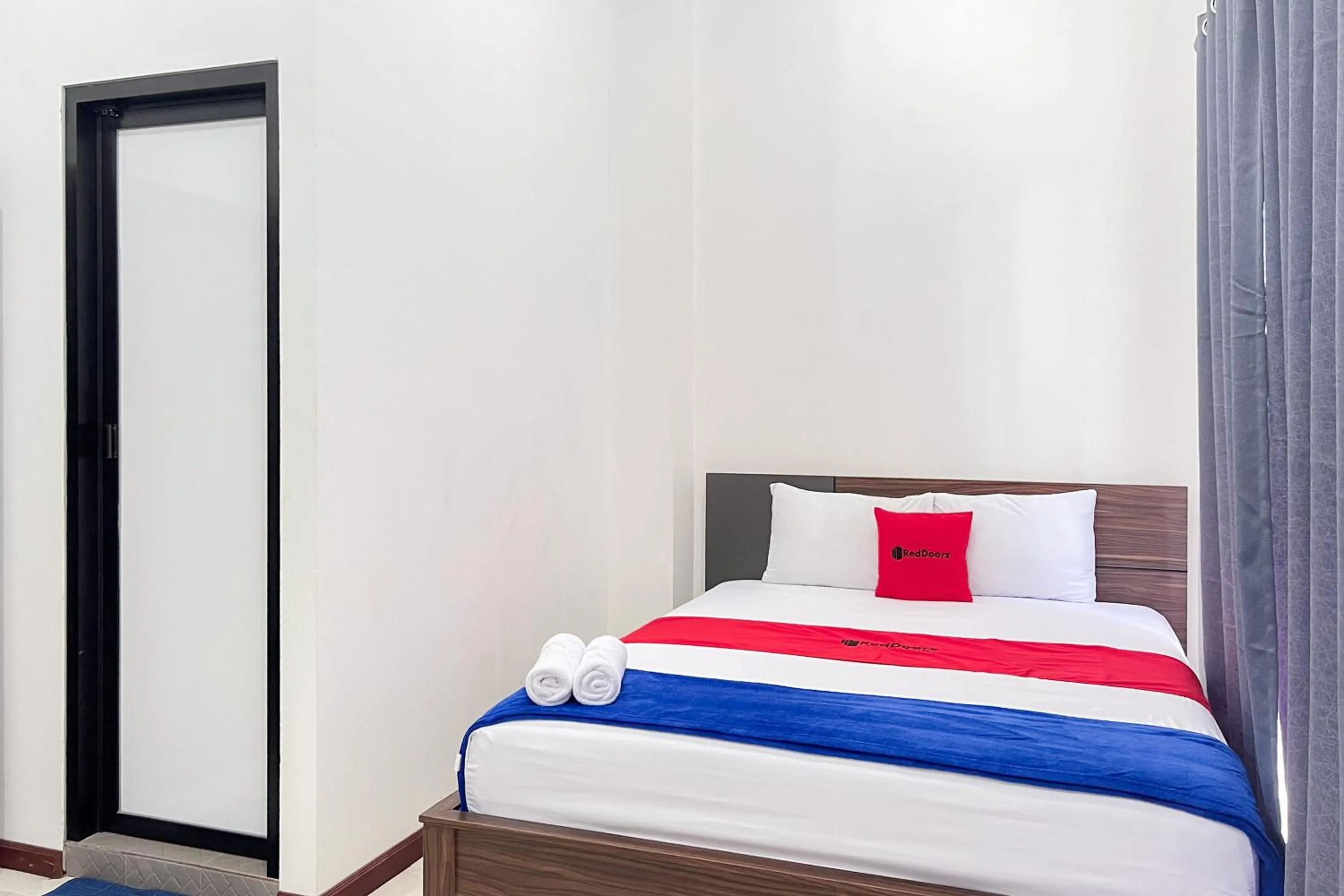 Bedroom, Bed in RedDoorz at Vall Guest House Balikpapan