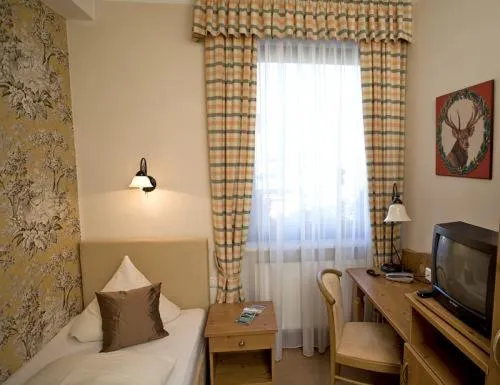 Bedroom, Bed in Alpina Hotel