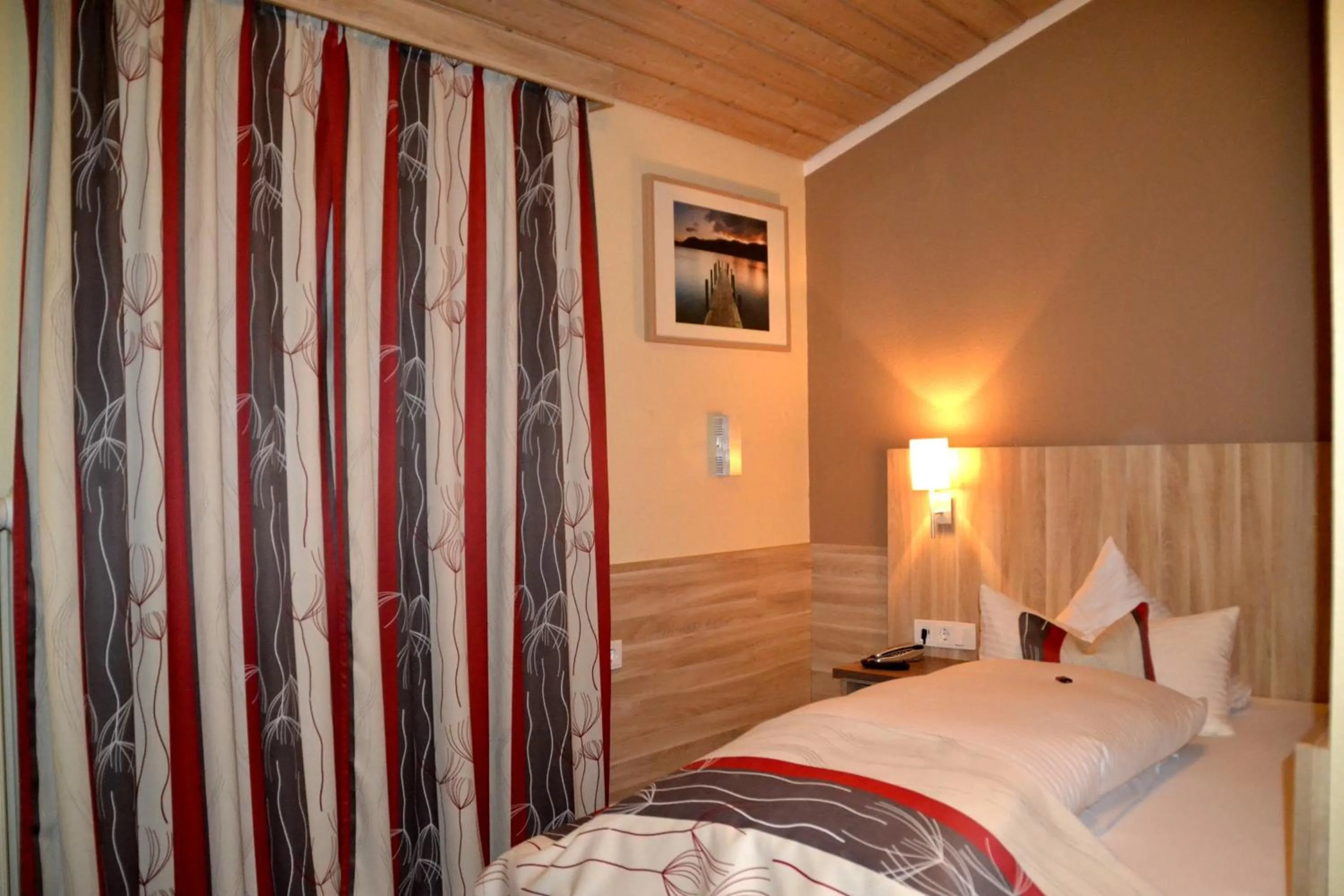 Bathroom, Bed in Alpina Hotel