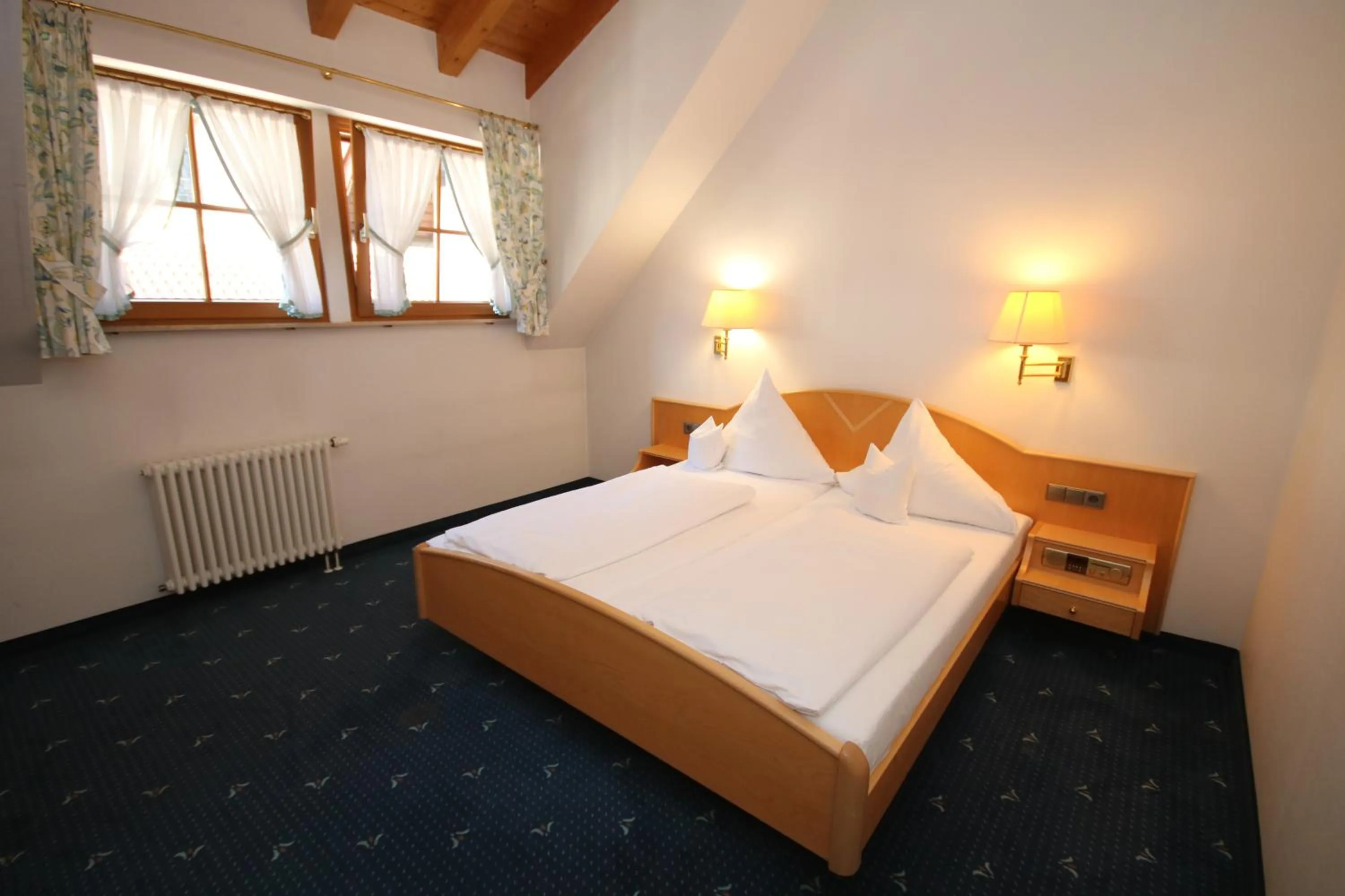 Bedroom, Bed in Hotel-Restaurant Hirsch