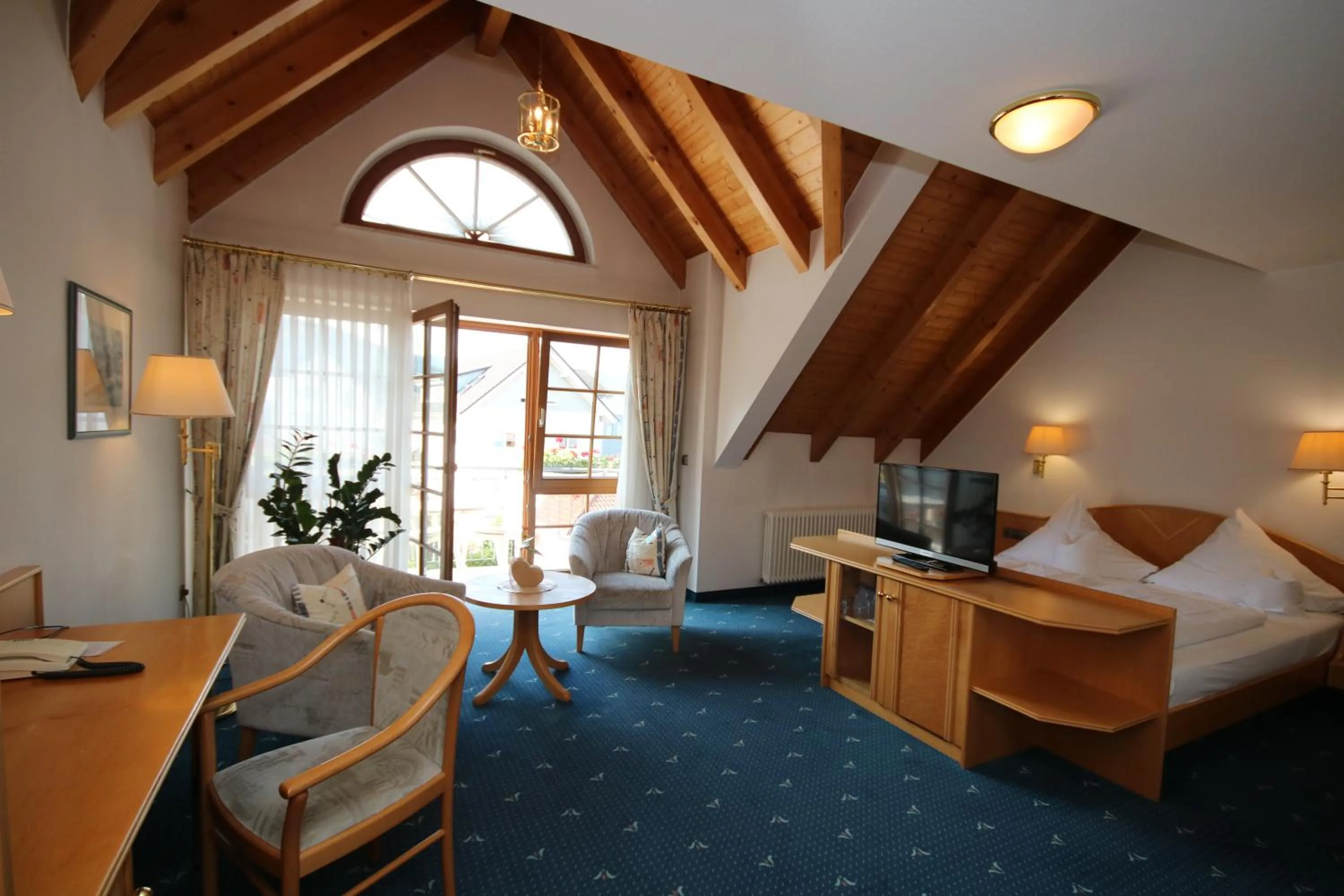 Living room, Bed in Hotel-Restaurant Hirsch