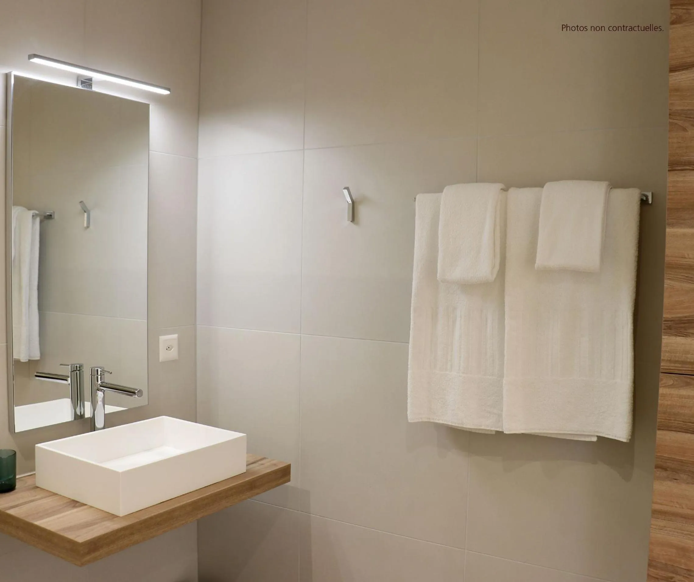 Bathroom in Hôtel Restaurant Port-Conty