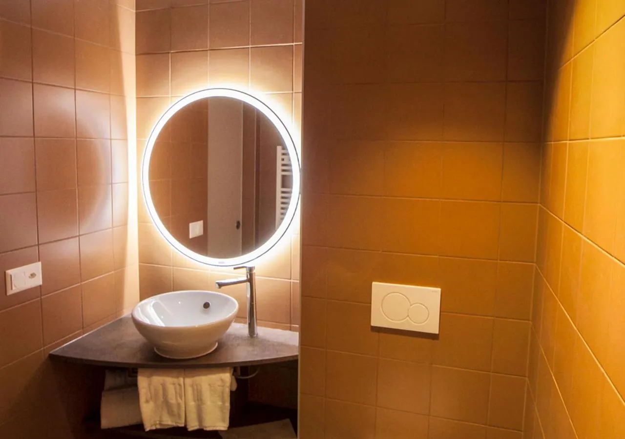 Bathroom in Hôtel Restaurant Port-Conty