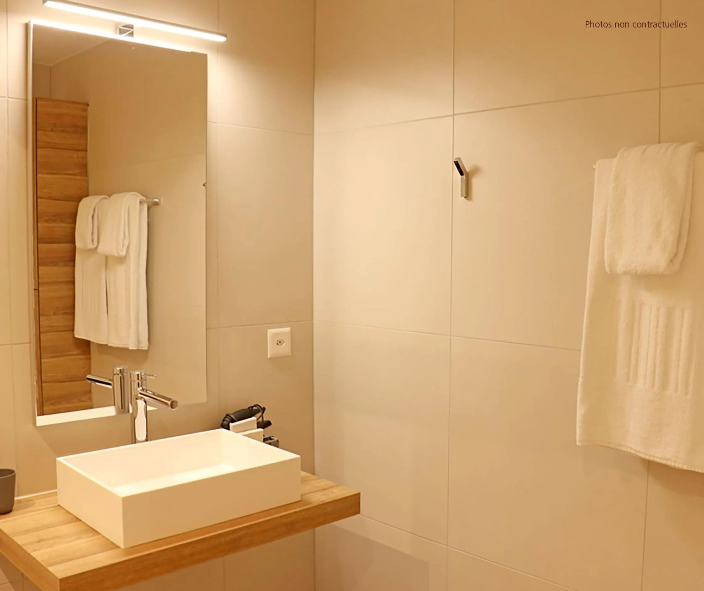 Bathroom in Hôtel Restaurant Port-Conty