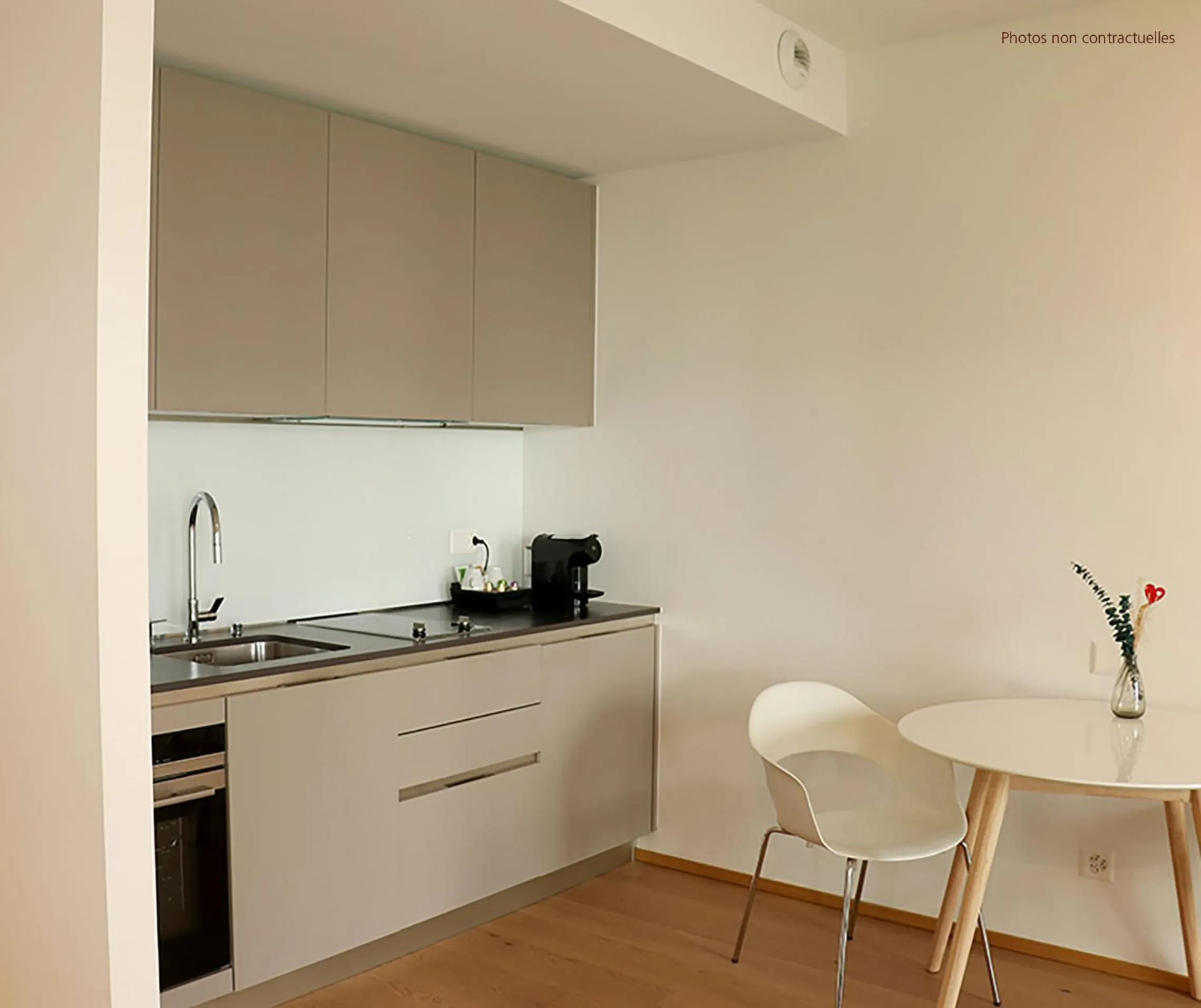 kitchen in Hôtel Restaurant Port-Conty