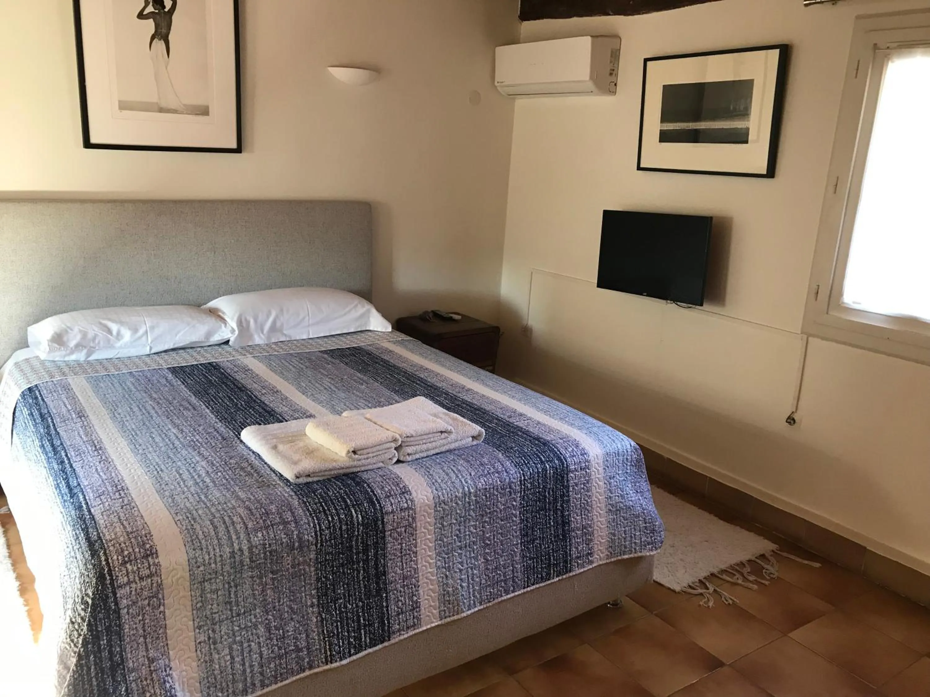 Bed in Loft Apartment , La Terrasse Centre Ville d'Arles,
