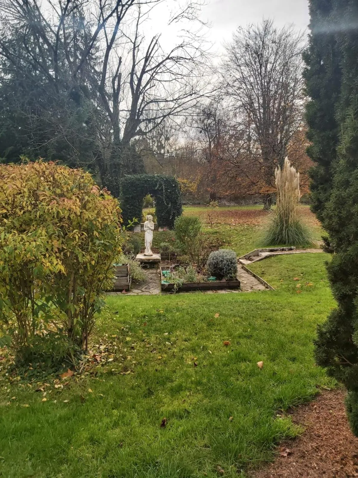 Garden view in Chambre d'hôtes SOPHORA - Les Clés des Lys