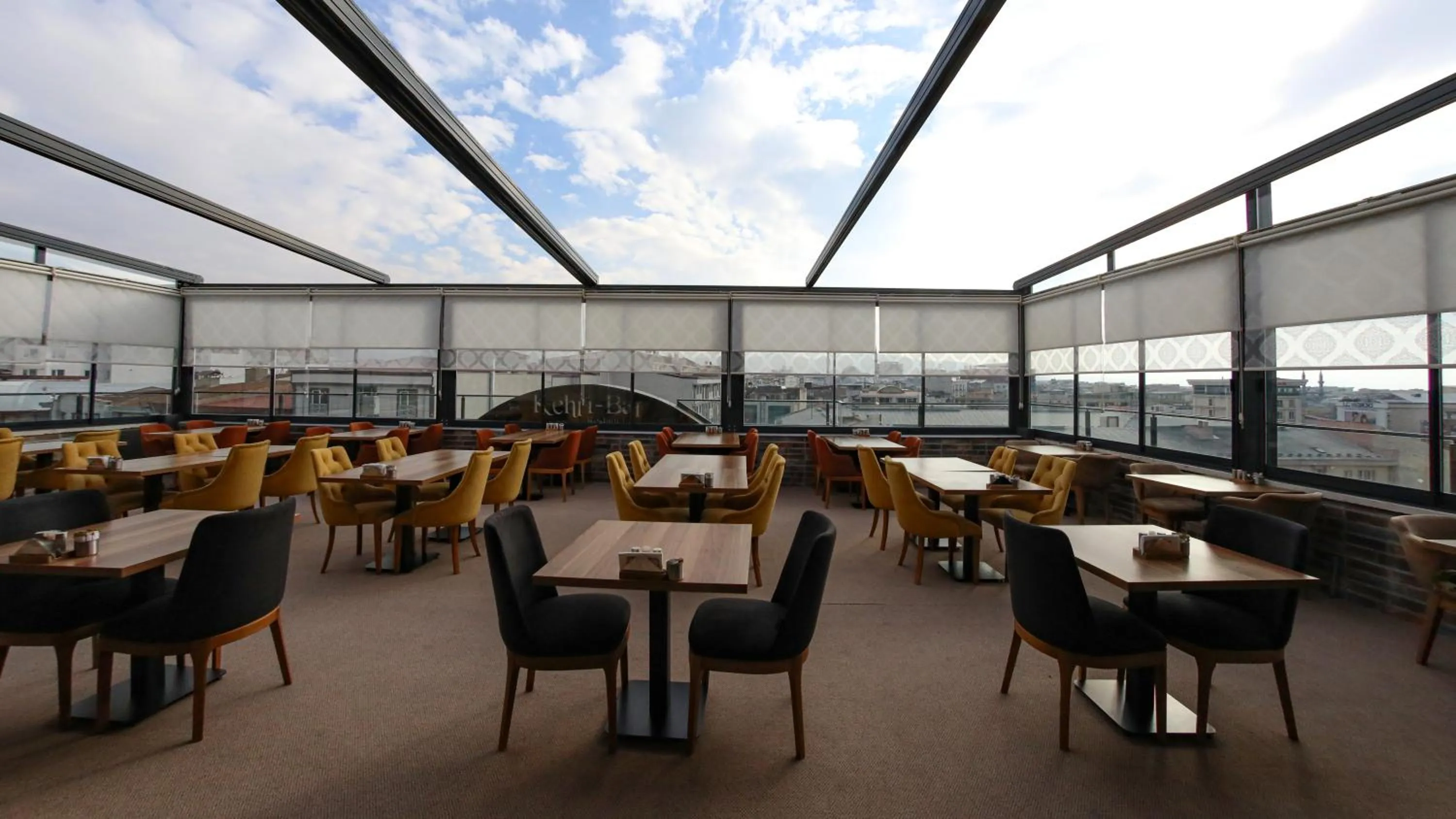 Restaurant/places to eat in RUA WORLD HOTEL