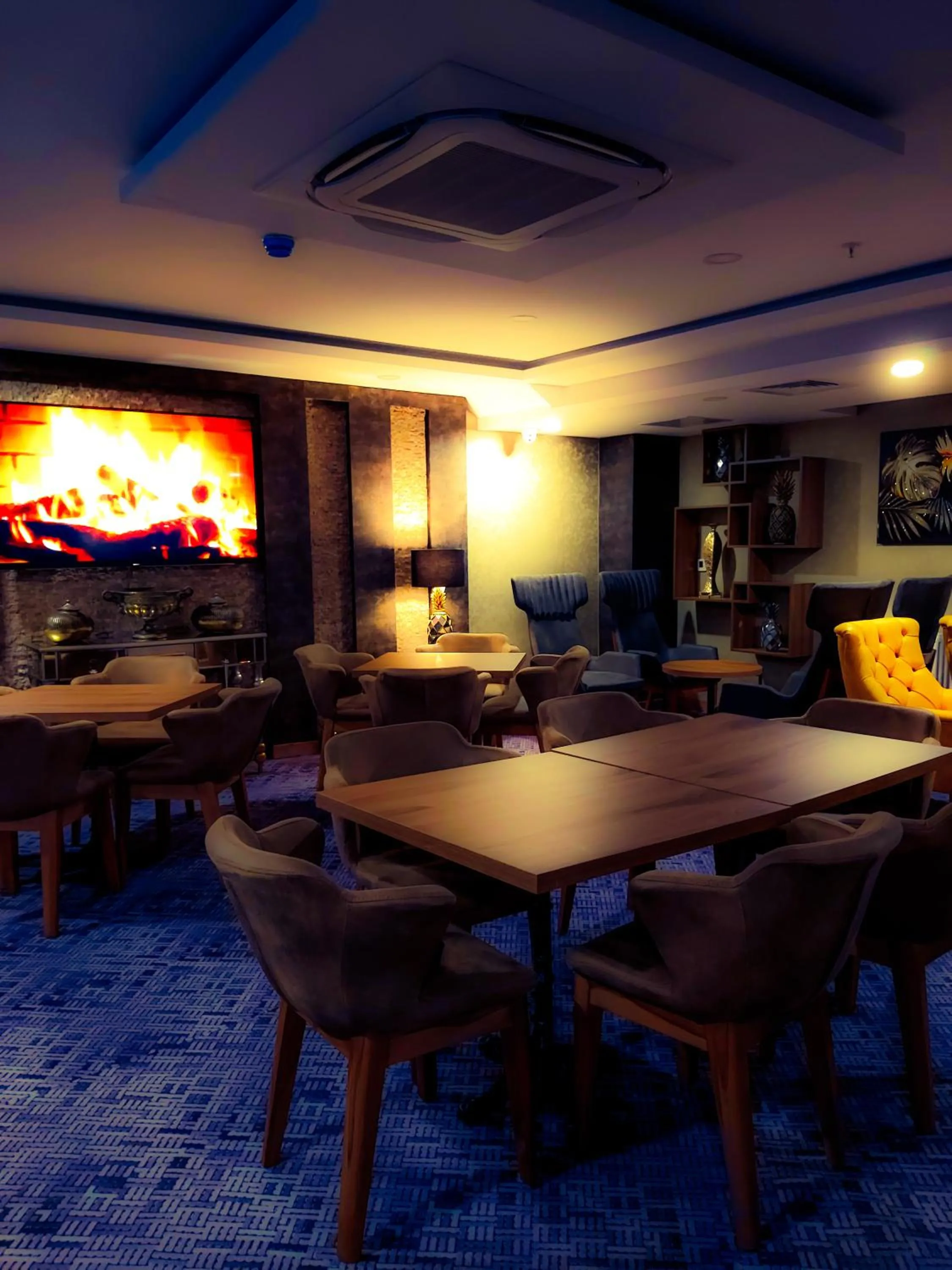 Restaurant/places to eat in RUA WORLD HOTEL