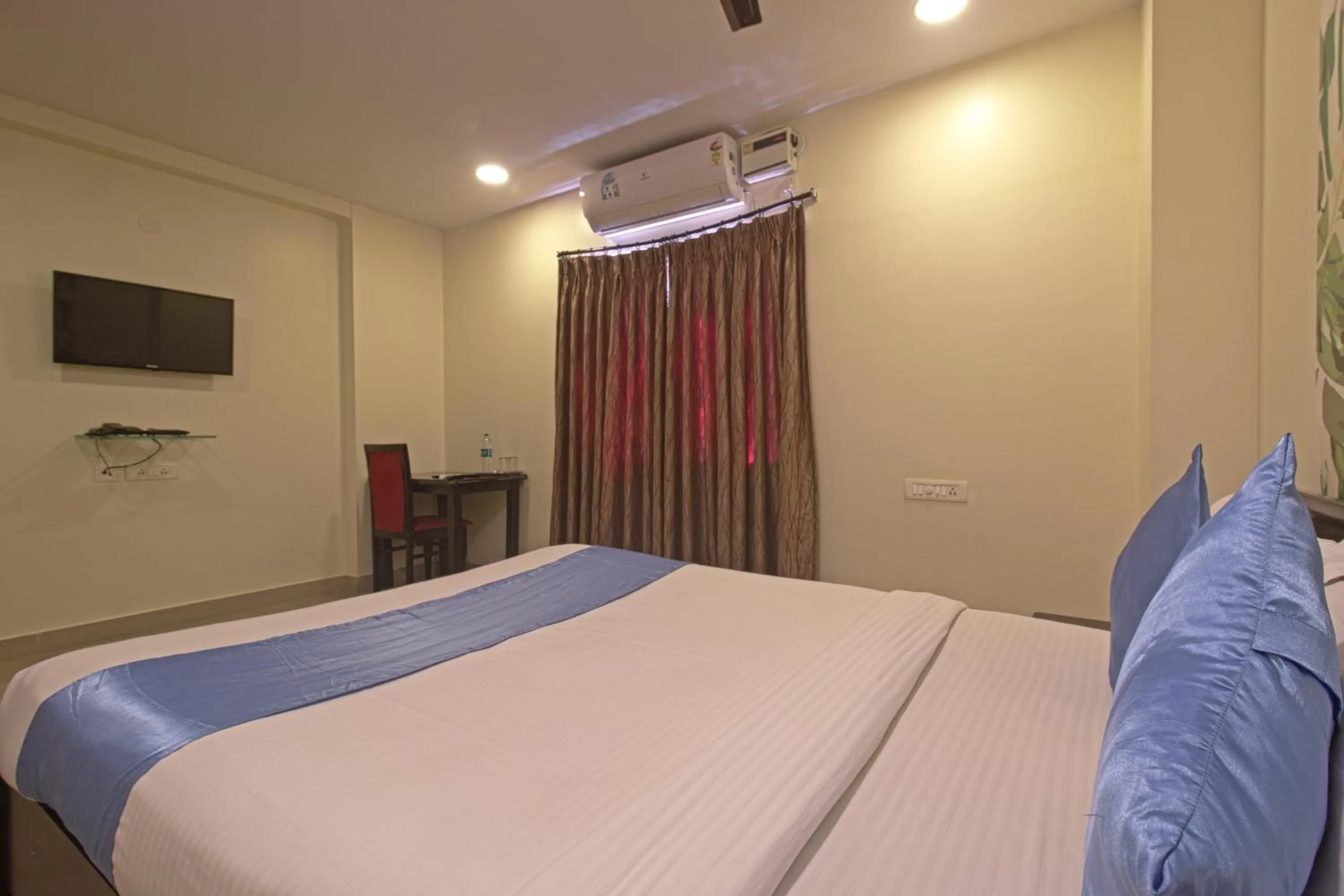 Bedroom, Bed in Hotel NS Royal Emirates With 3Hr Early check in