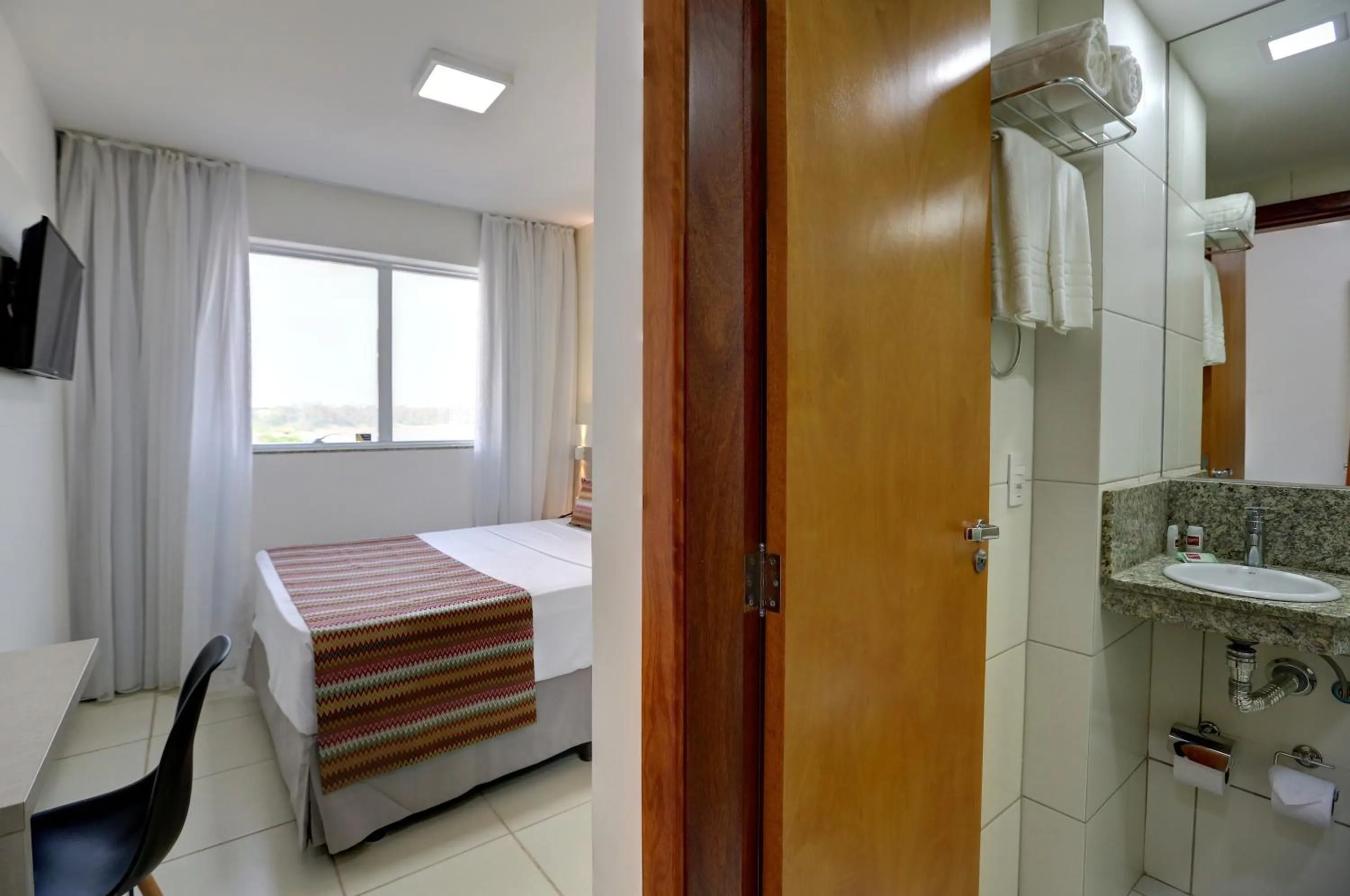 Bathroom, Bed in Transamerica Fit Vitória Praia de Camburi