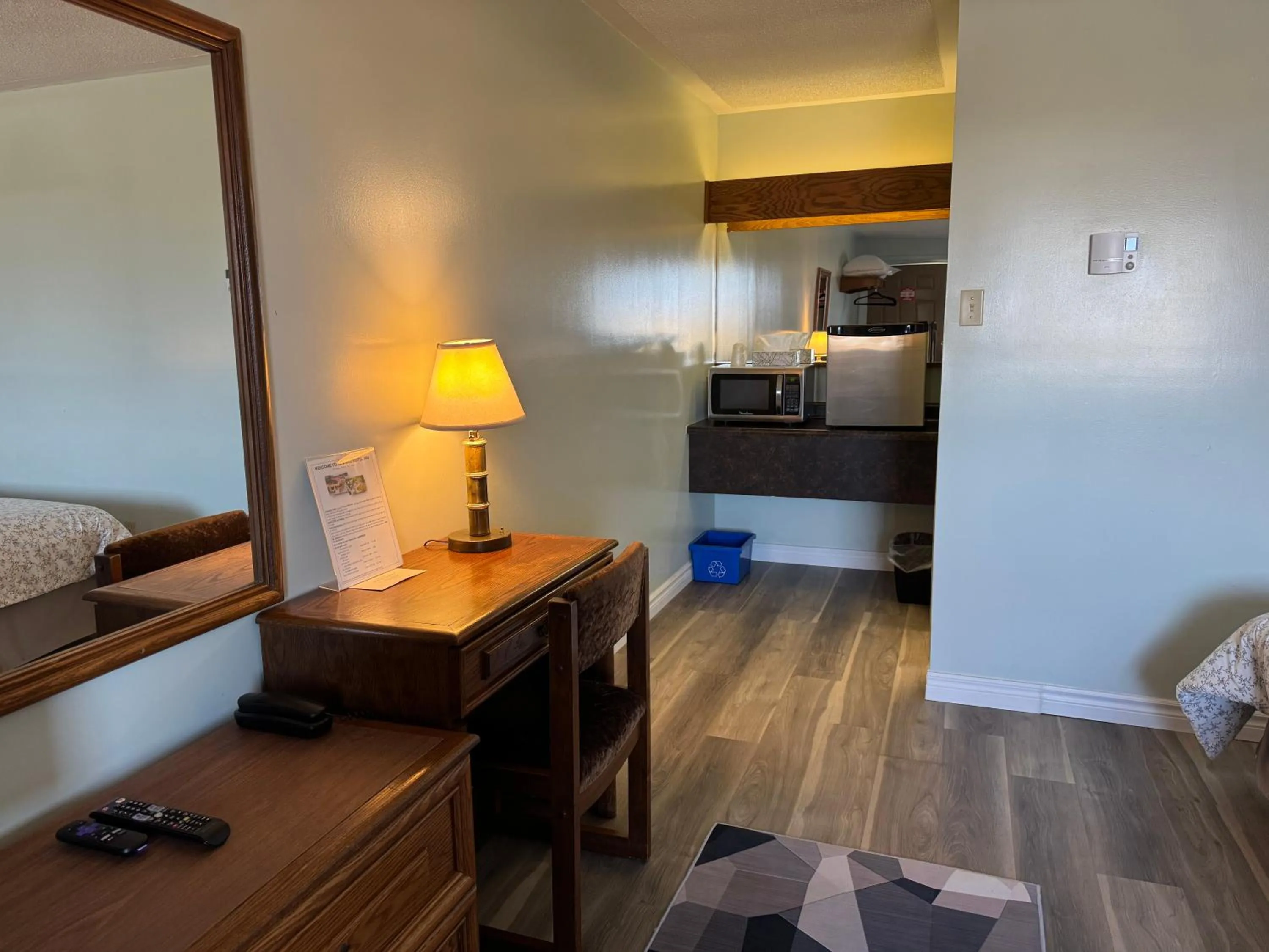 minibar, Bed in New Age Inn - Voyageur