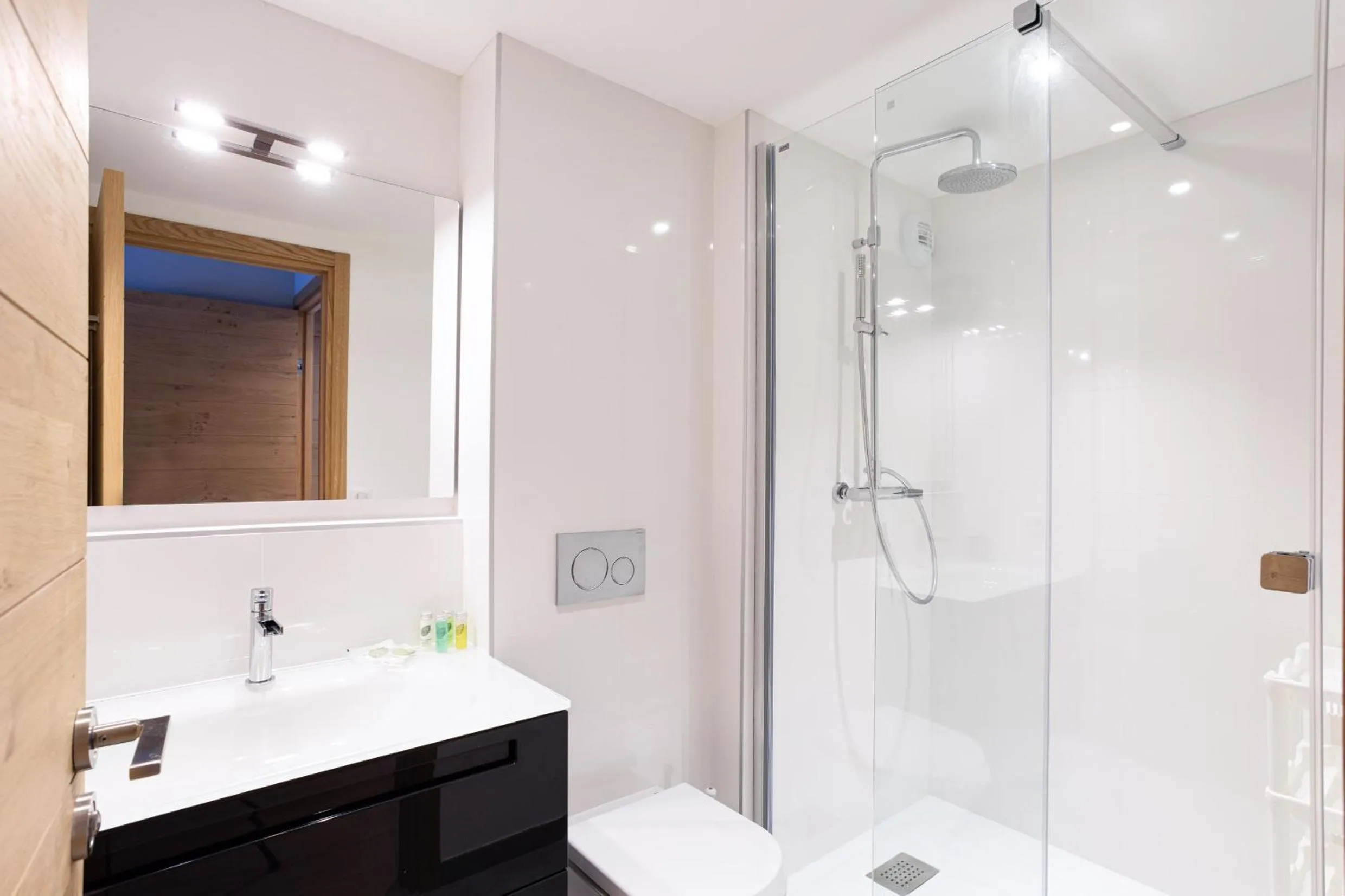 Bathroom in La Cordee 124 Apartment - Chamonix All Year