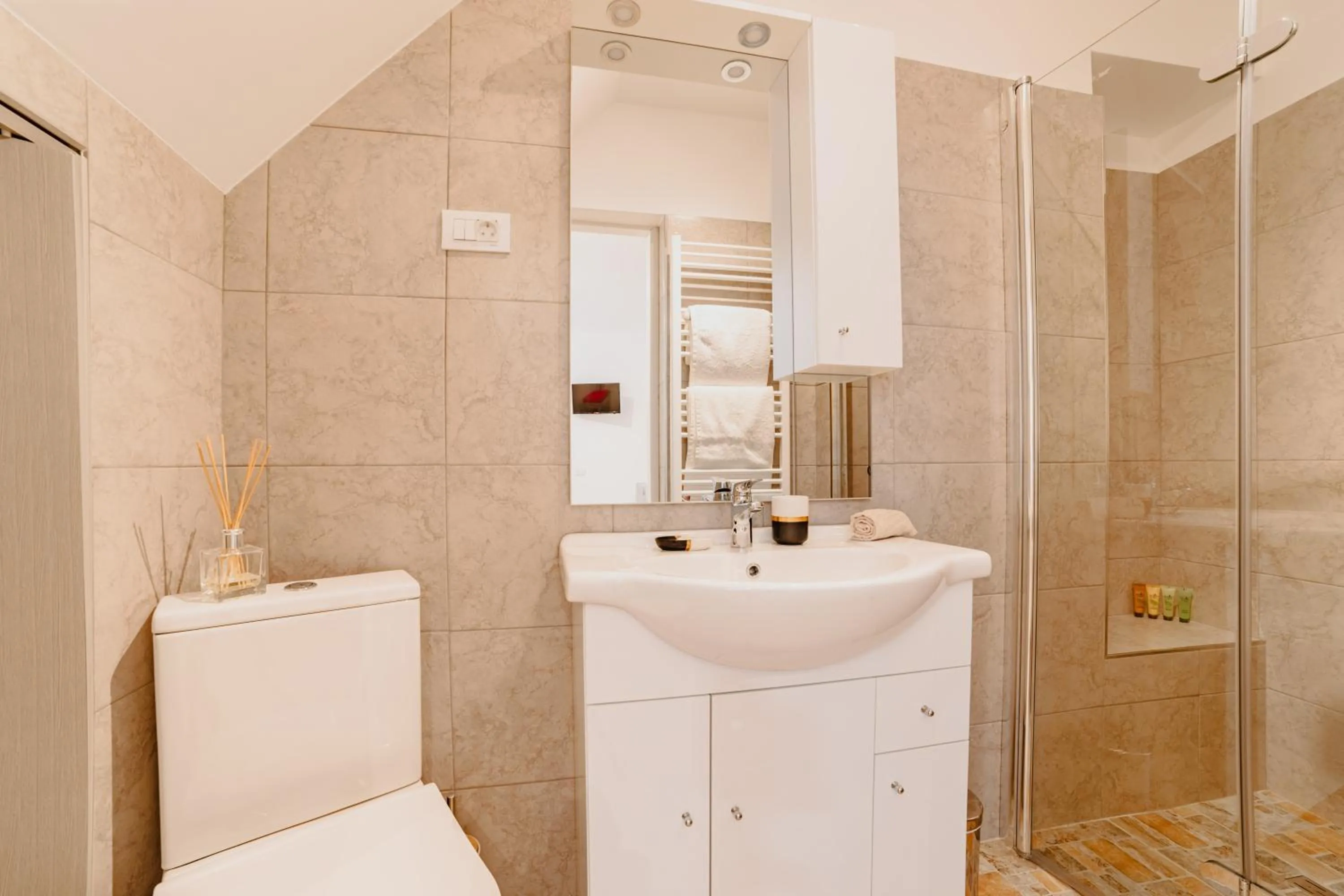 Bathroom in ALBERT RESIDENCE Brasov with complimentary parking and 10 percent Food and Drinks