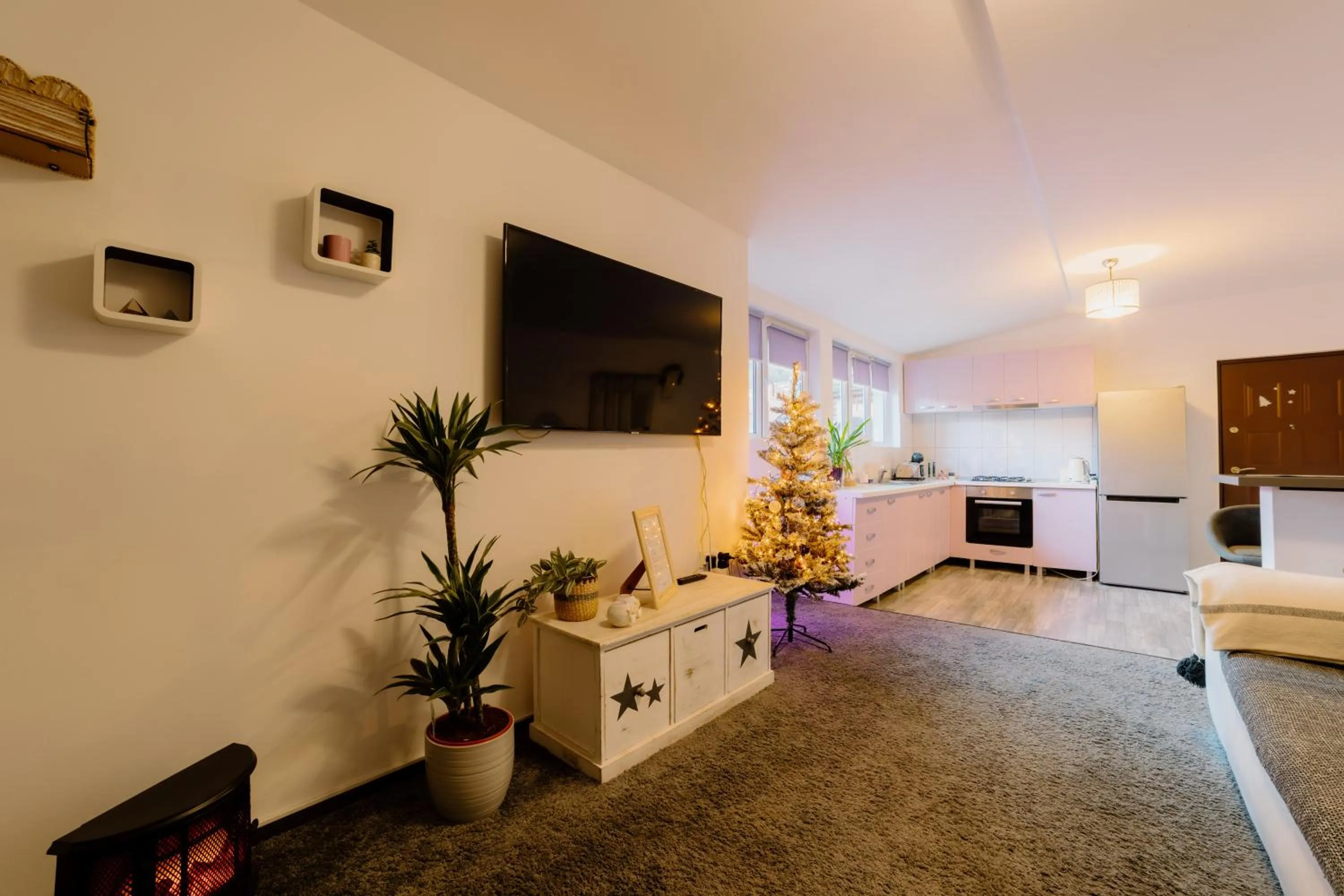 TV and multimedia in ALBERT RESIDENCE Brasov with complimentary parking and 10 percent Food and Drinks