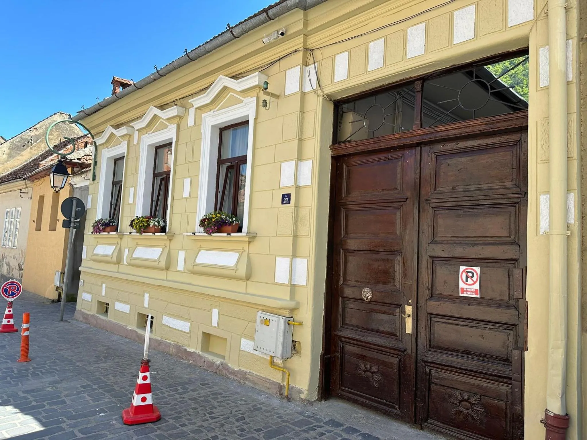 Property building in ALBERT RESIDENCE Brasov with complimentary parking and 10 percent Food and Drinks