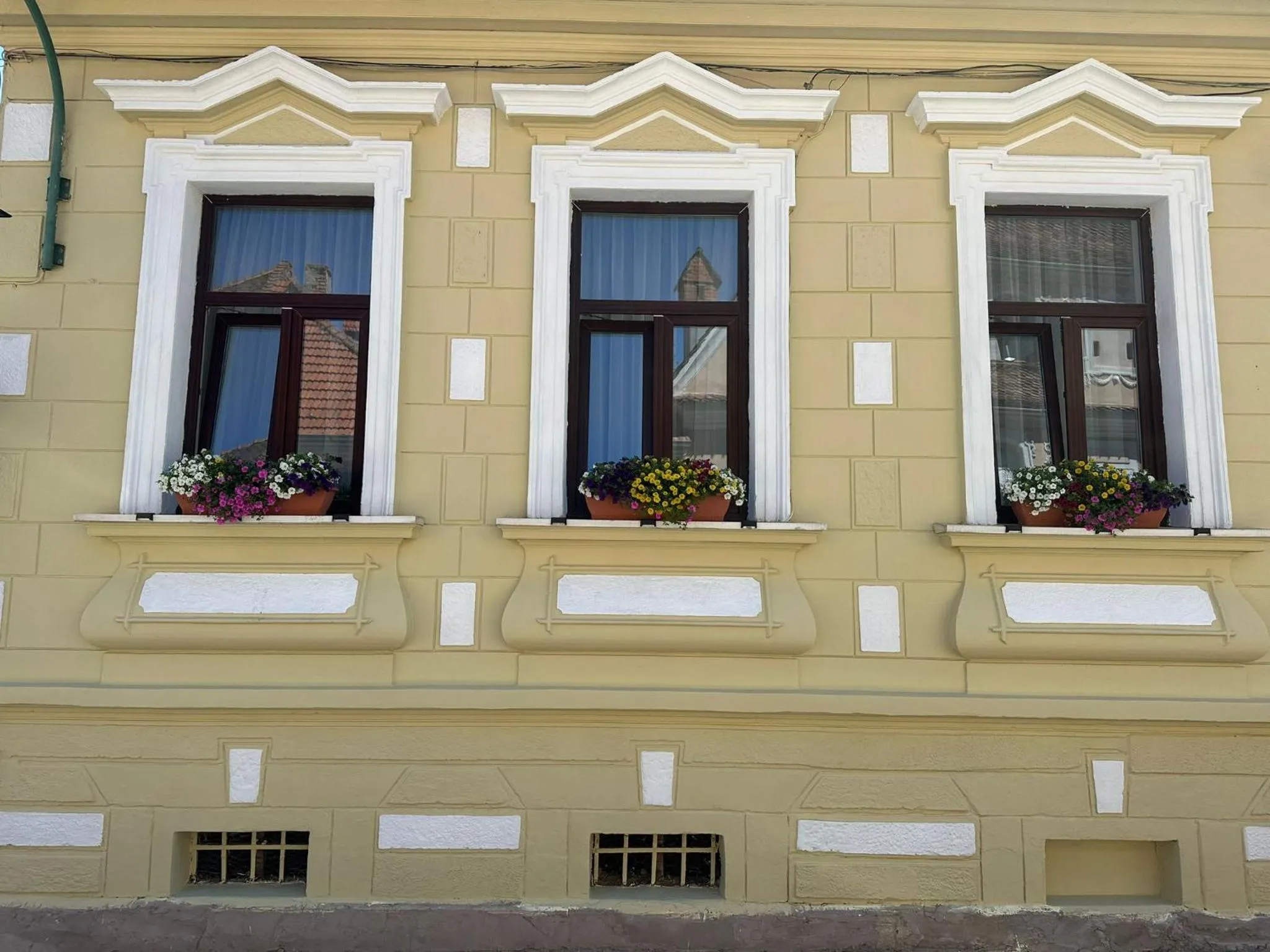 Property building in ALBERT RESIDENCE Brasov with complimentary parking and 10 percent Food and Drinks