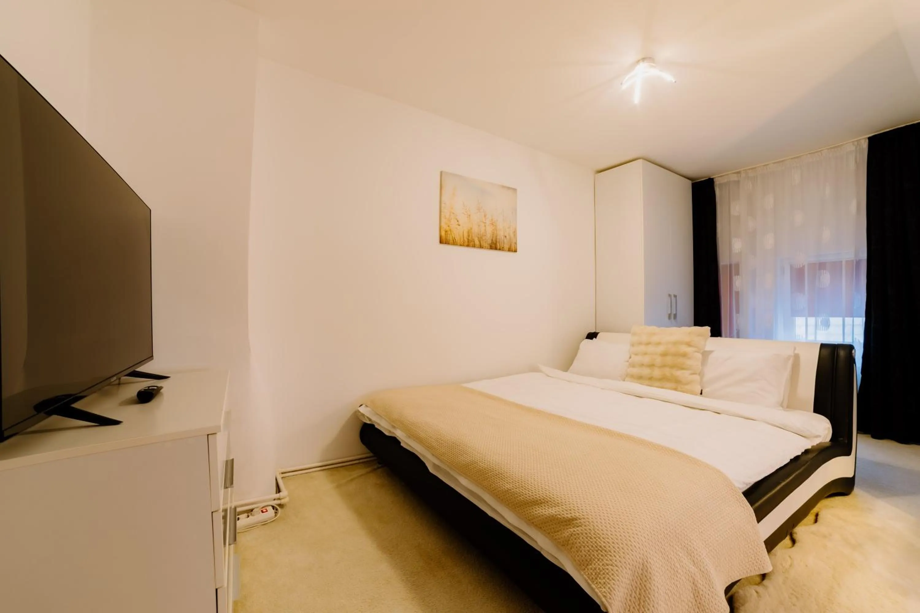 Bed in ALBERT RESIDENCE Brasov with complimentary parking and 10 percent Food and Drinks