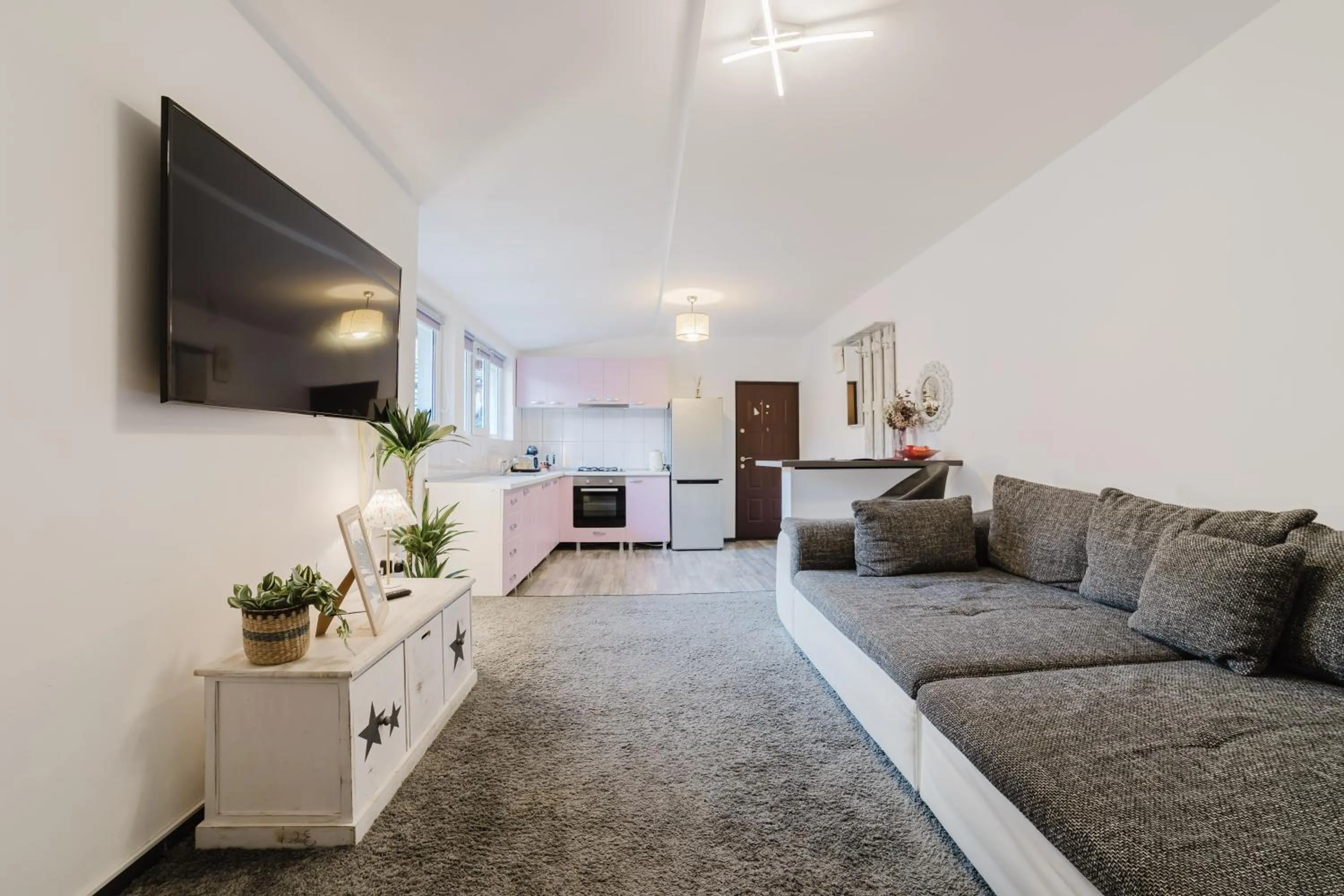 TV and multimedia in ALBERT RESIDENCE Brasov with complimentary parking and 10 percent Food and Drinks