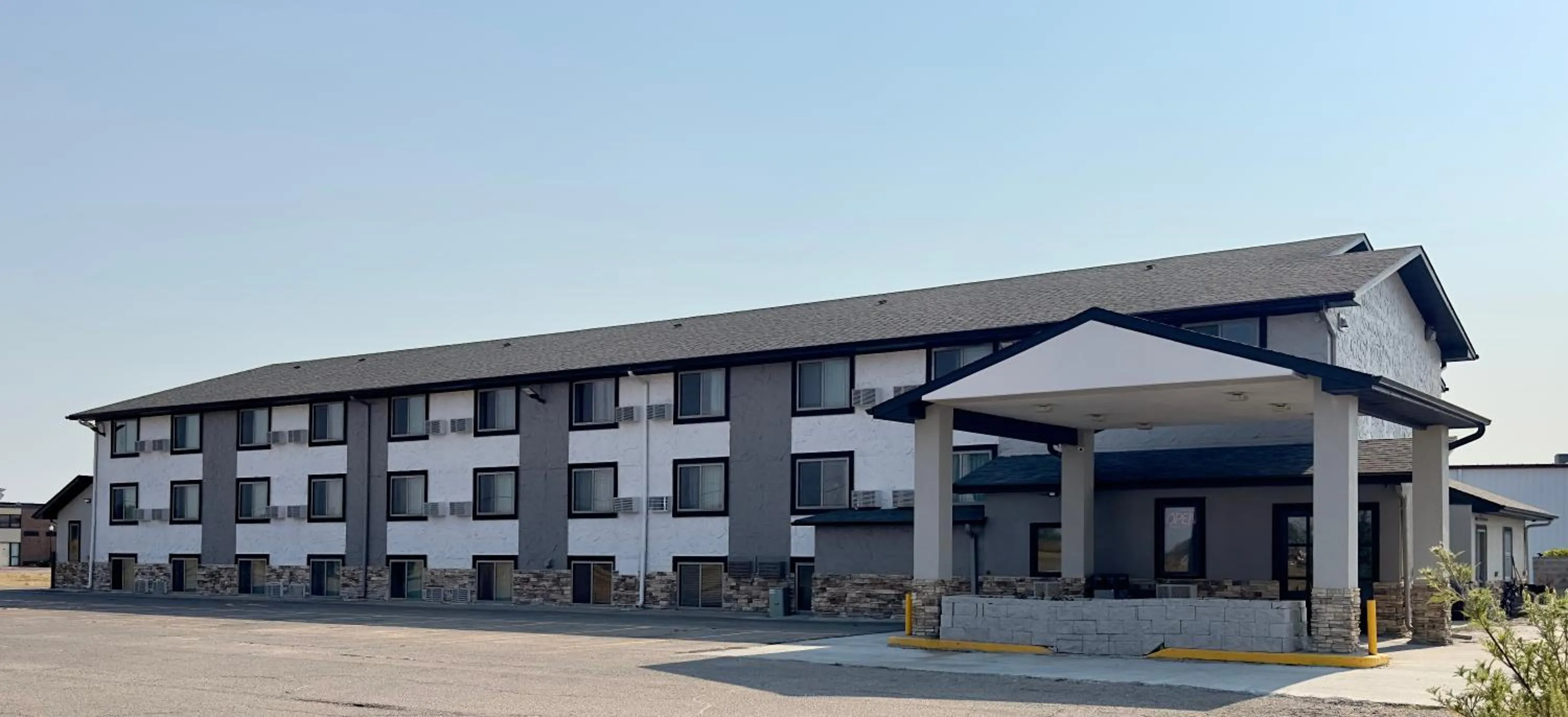 Property building in Yankton Inn