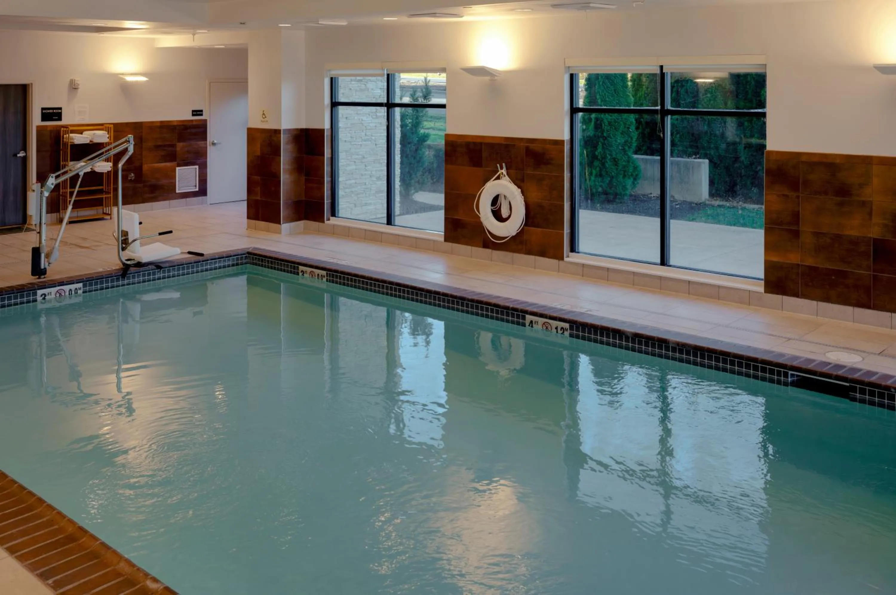 Swimming pool in Snoqualmie Inn by Hotel America