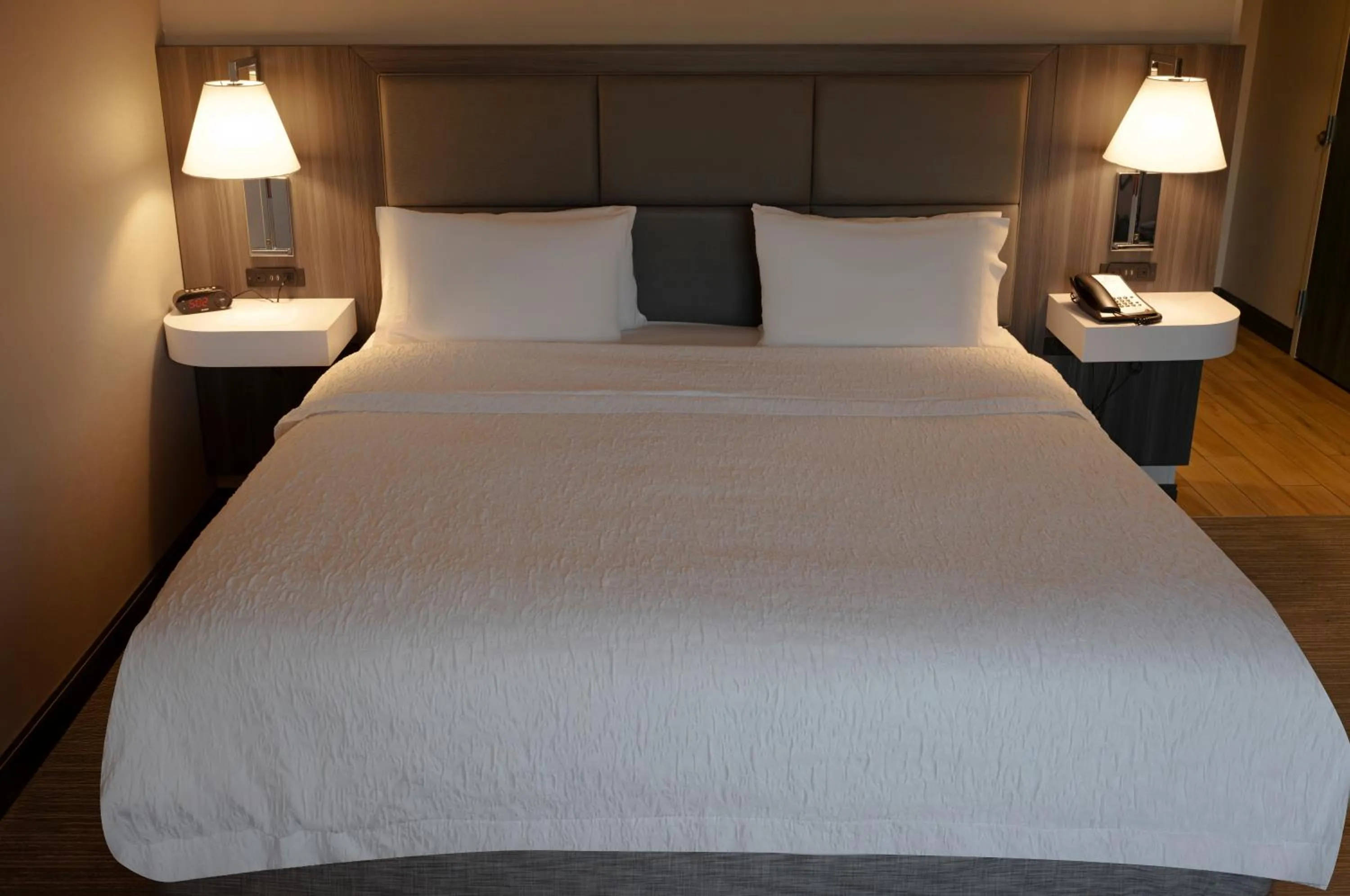 Bed in Snoqualmie Inn by Hotel America