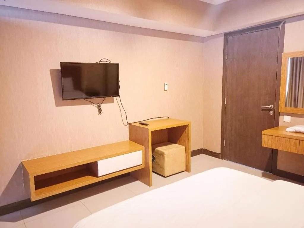 TV and multimedia, Bed in Cozy The H Residence Cawang by Bonzela Property