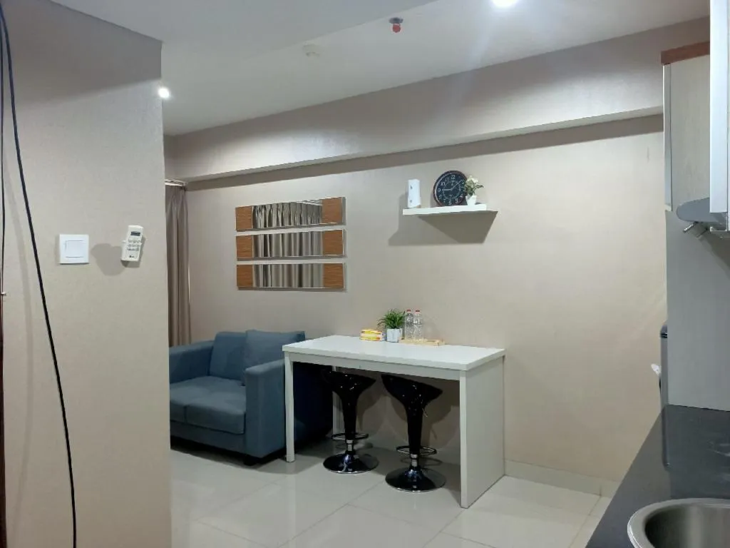 Communal lounge/ TV room in Cozy The H Residence Cawang by Bonzela Property