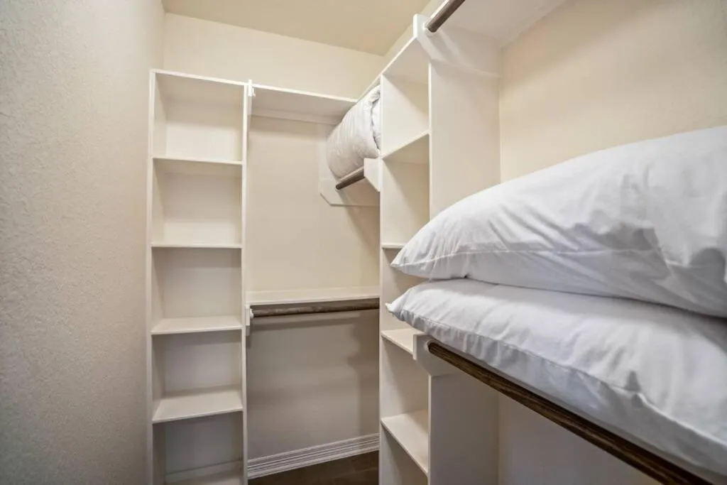 Bedroom, Bed in Reflection House at East River