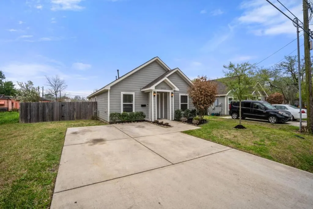 Facade/entrance in Reflection House at East River