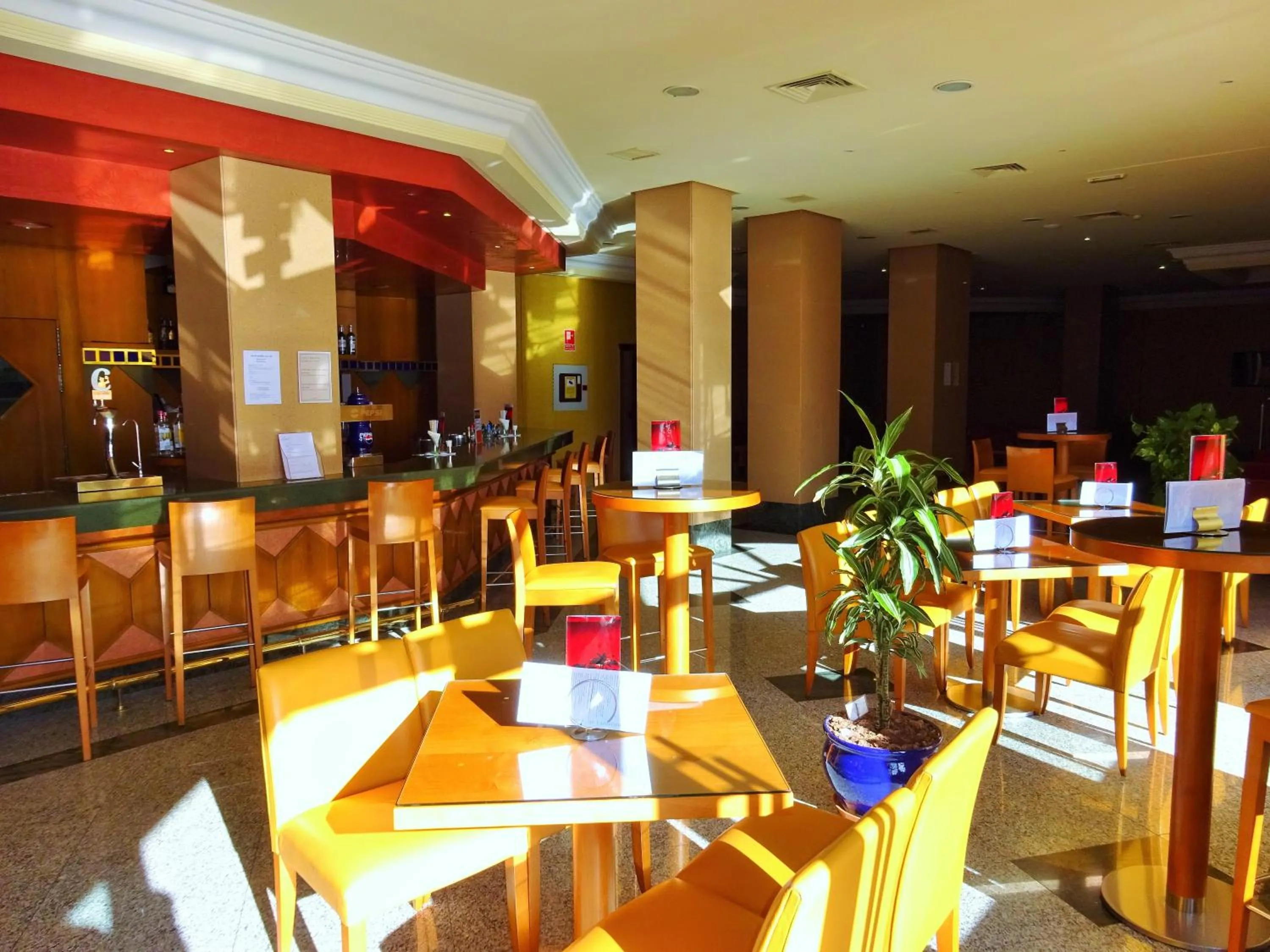 Lounge or bar, Restaurant/Places to Eat in Hotel Vistamar
