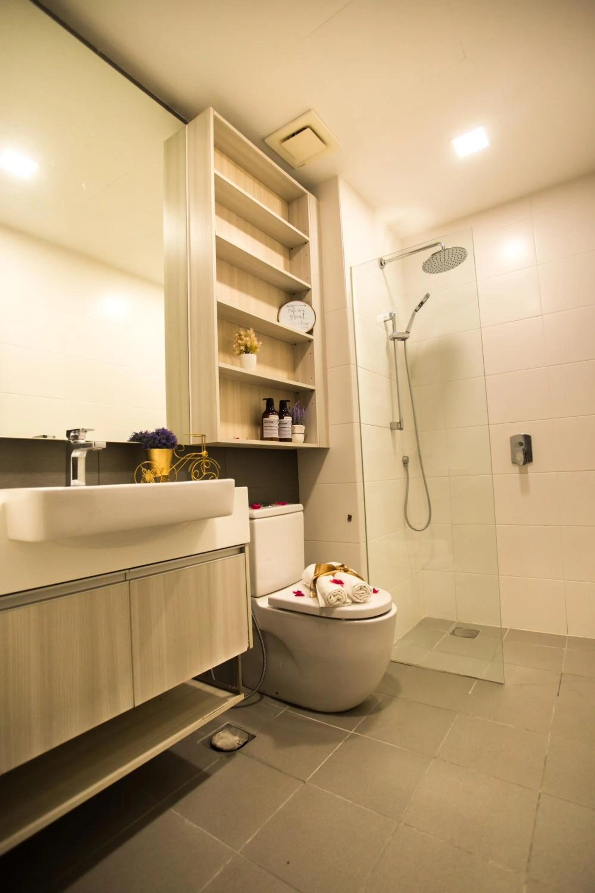 Shower in Suasana suites By The one