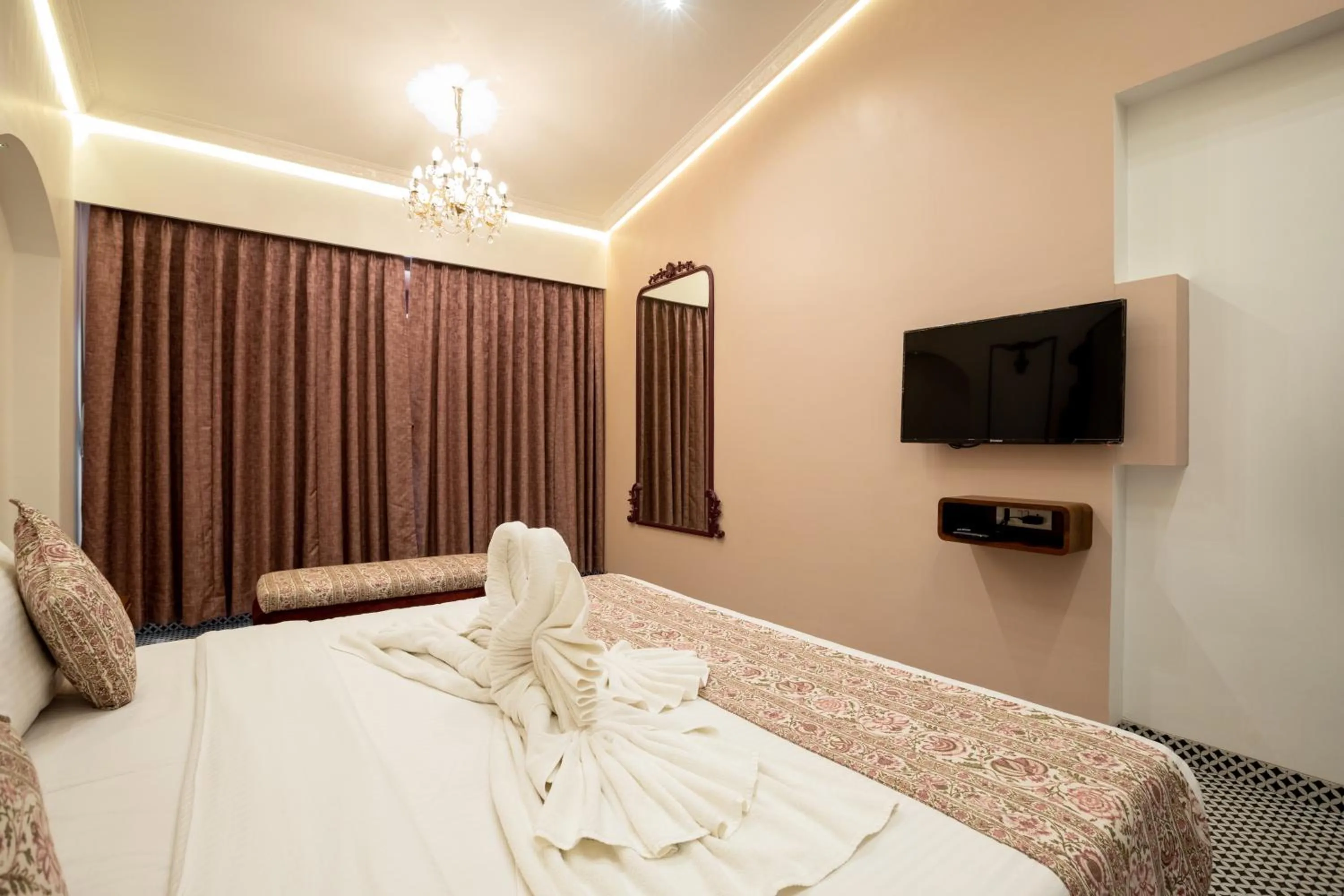 Bed in Zaras Resort Khandala