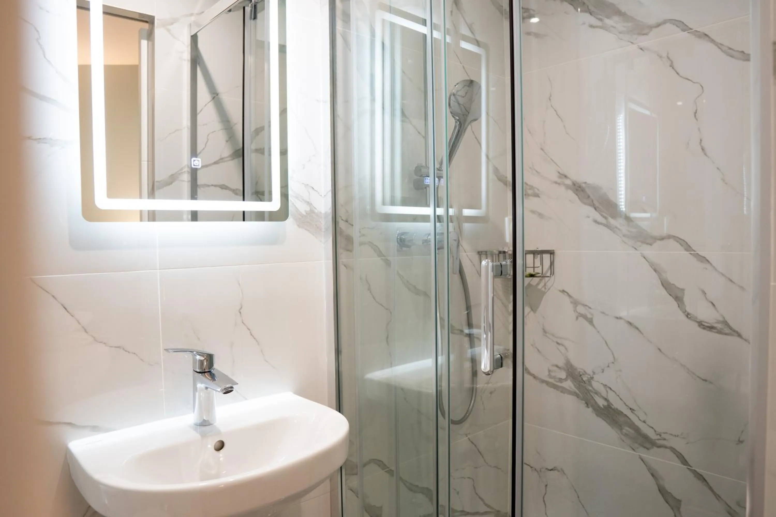 Shower in Aero Hotel