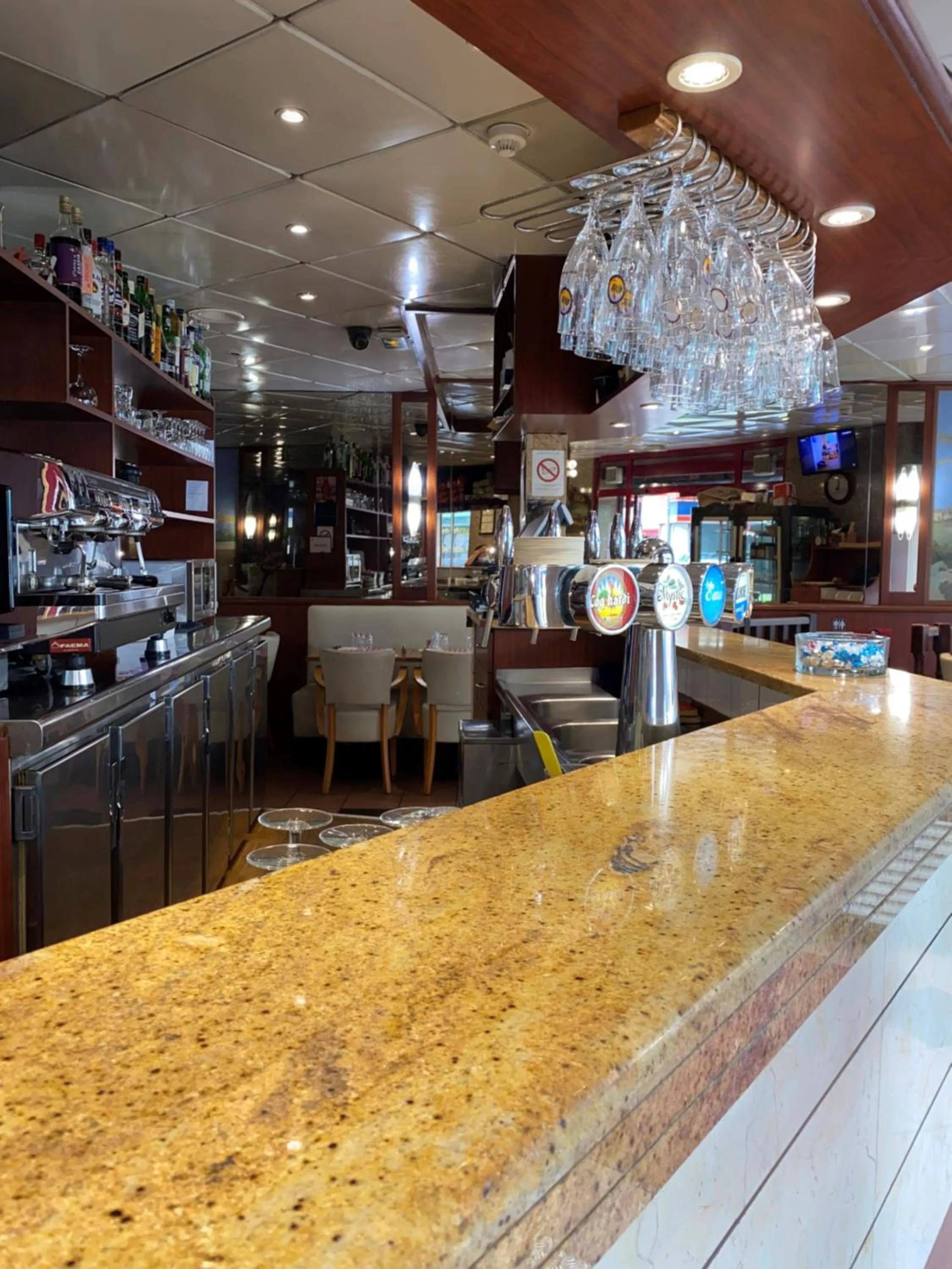 Restaurant/places to eat in Aero Hotel