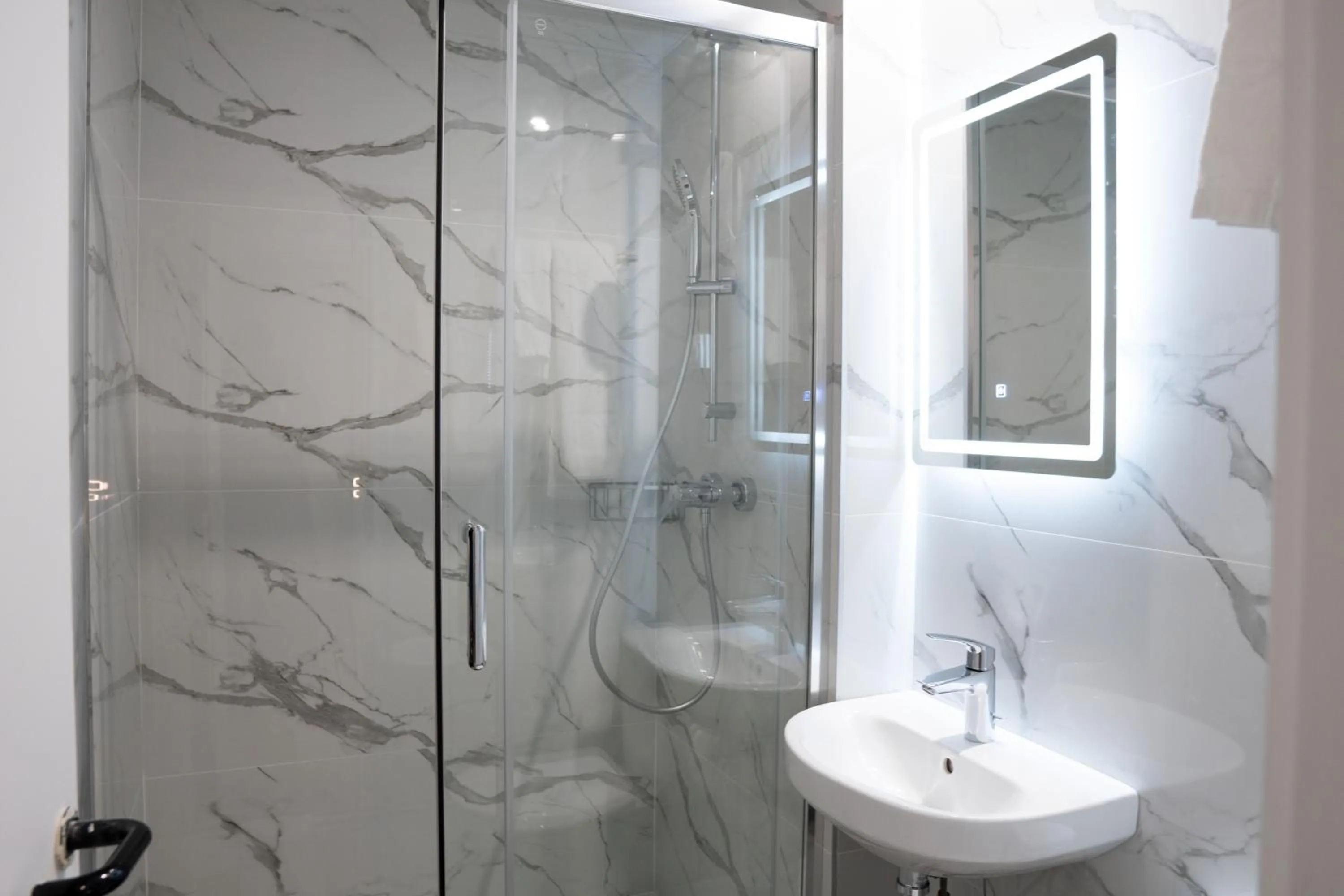 Shower in Aero Hotel