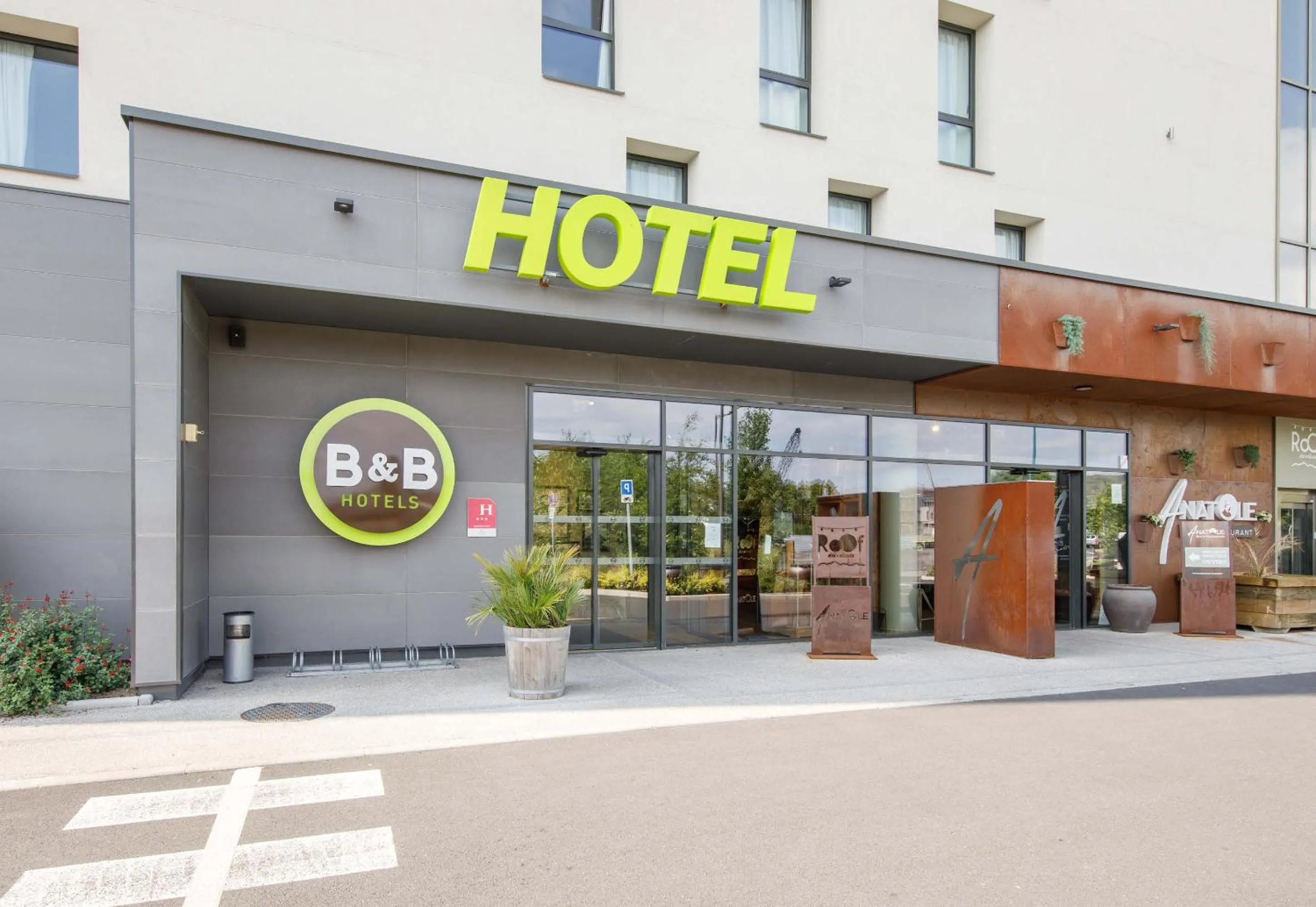 Facade/entrance in B&B HOTEL Clermont-Ferrand A71-A75 La Méridienne