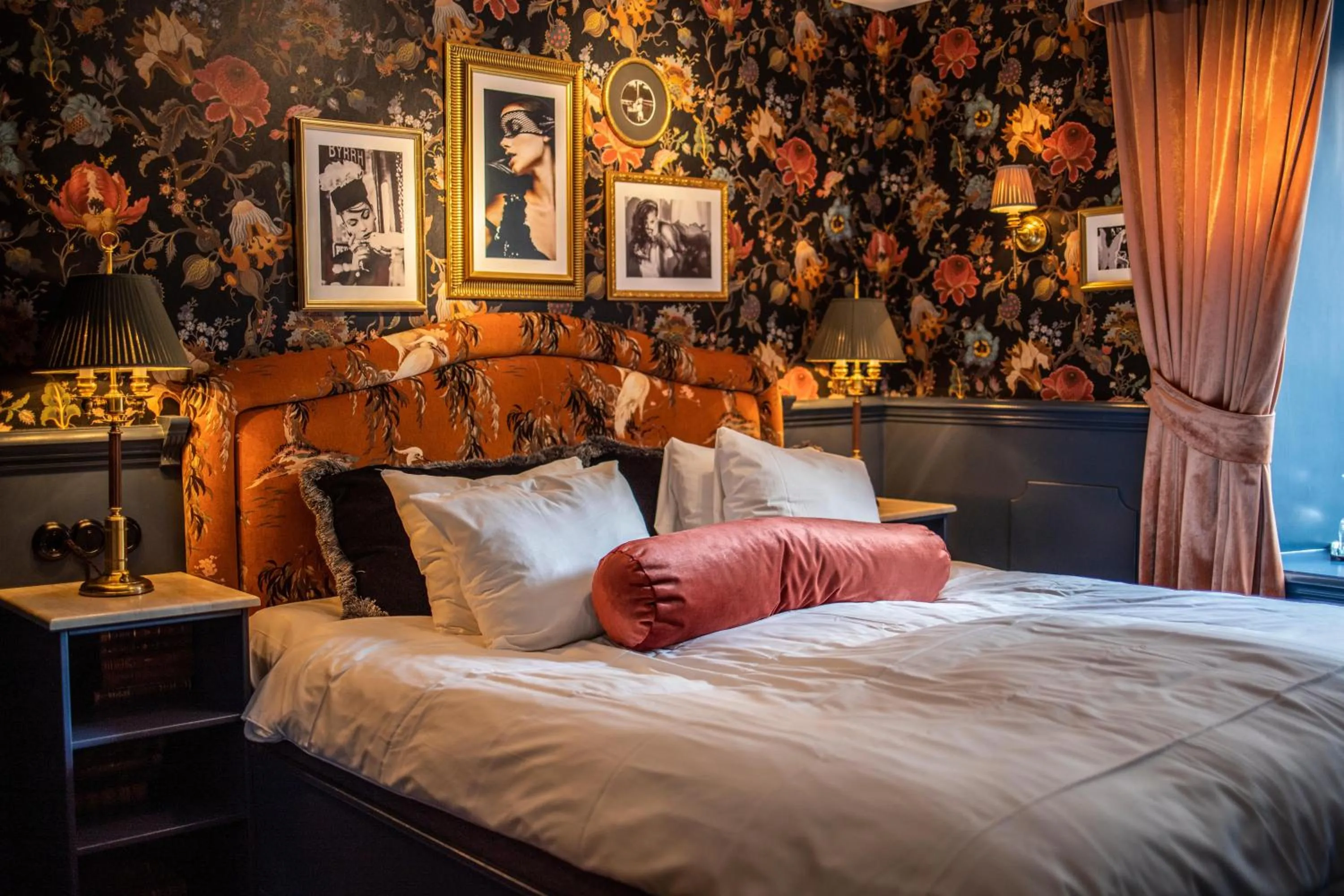 Photo of the whole room, Bed in Hotel Pigalle