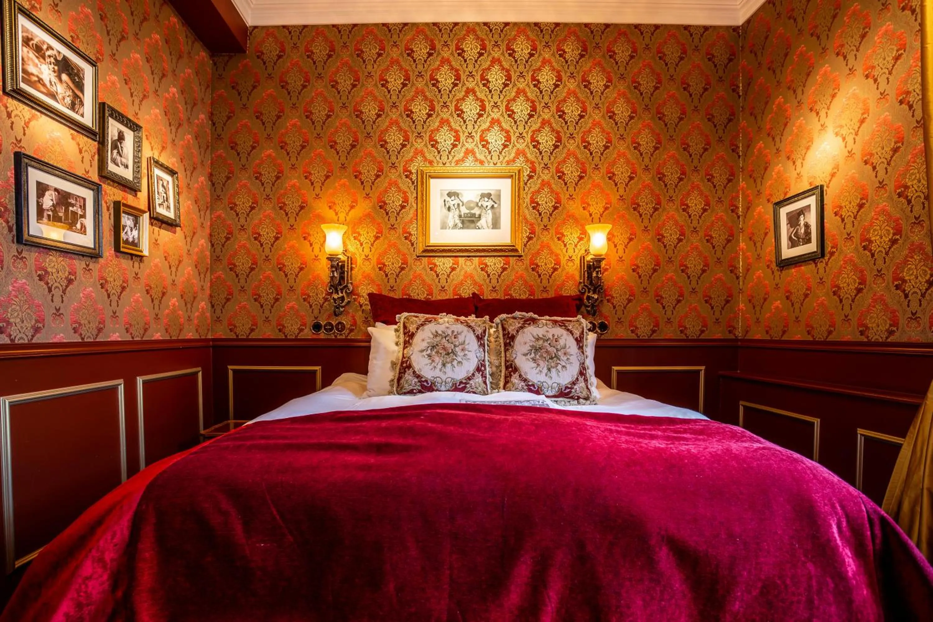 Photo of the whole room, Bed in Hotel Pigalle