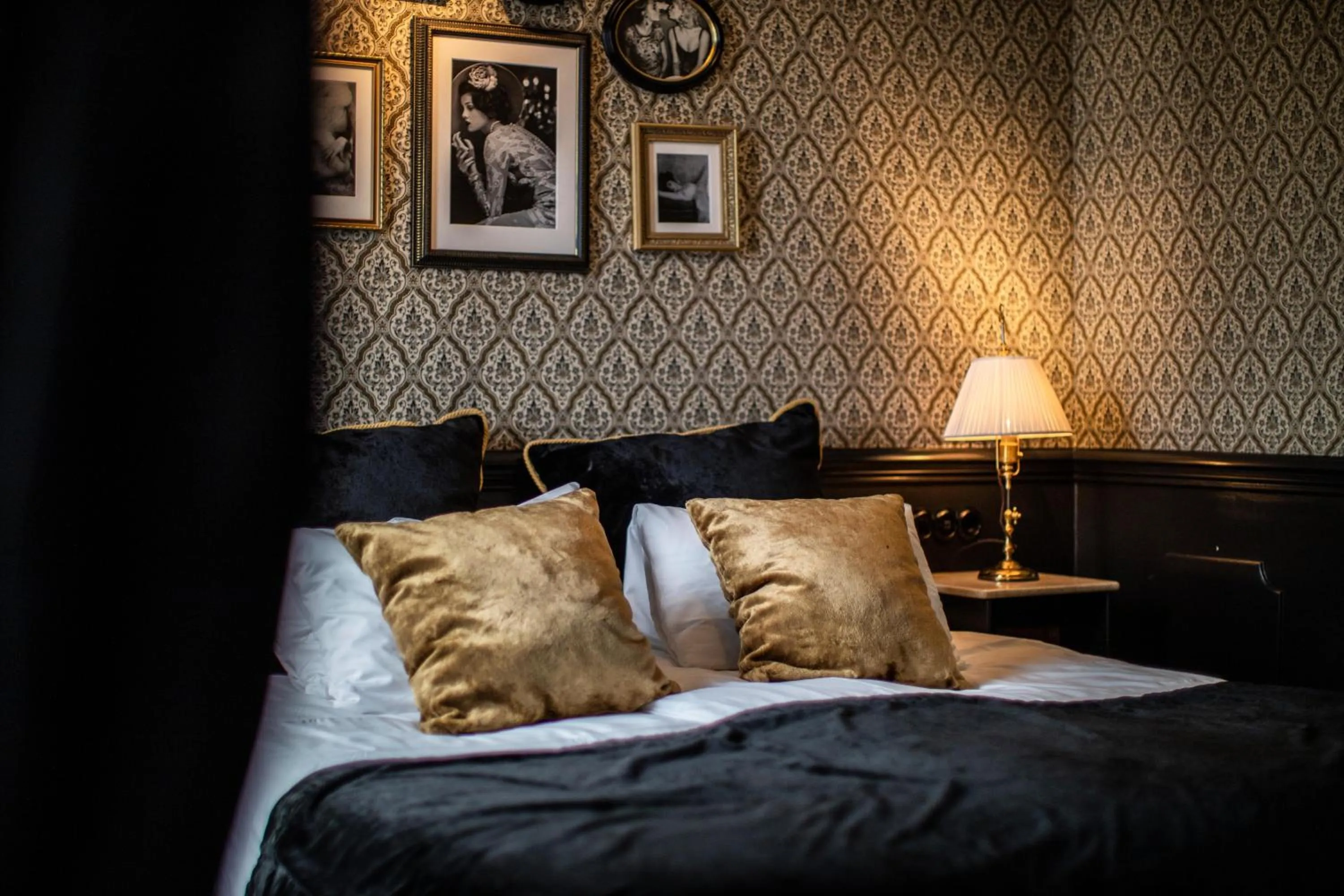 Photo of the whole room, Bed in Hotel Pigalle