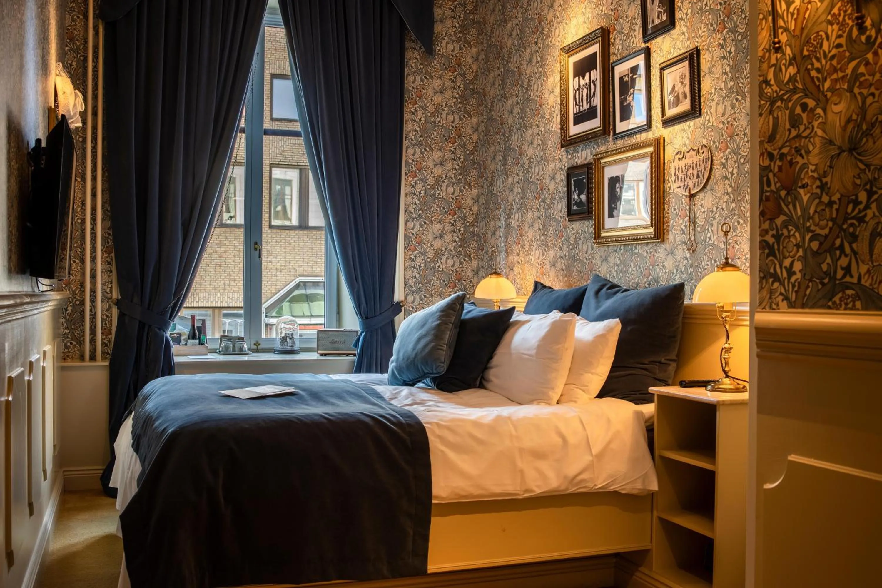 Photo of the whole room, Bed in Hotel Pigalle