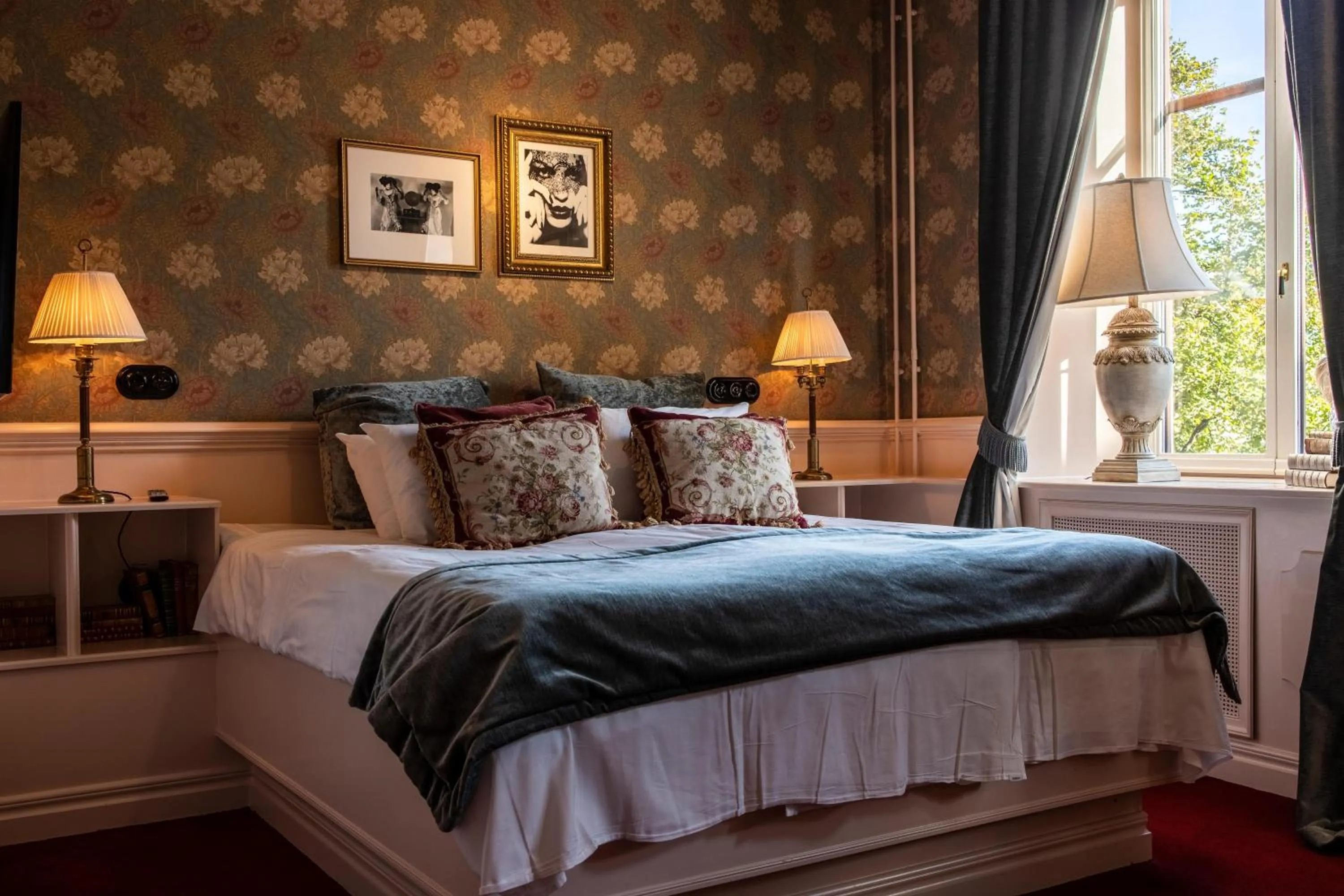 Photo of the whole room, Bed in Hotel Pigalle