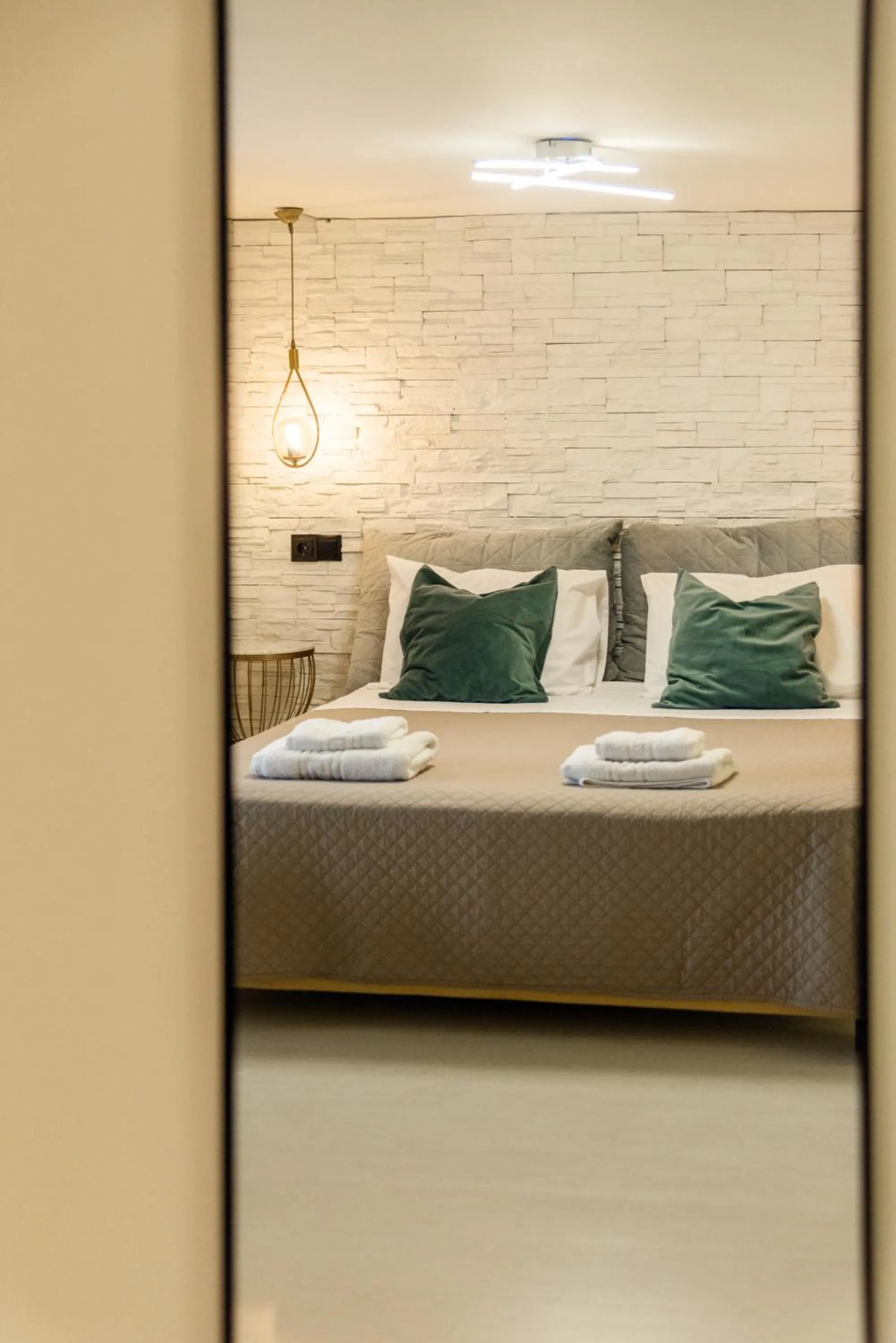 Photo of the whole room, Bed in Victoria's Suites Corfu