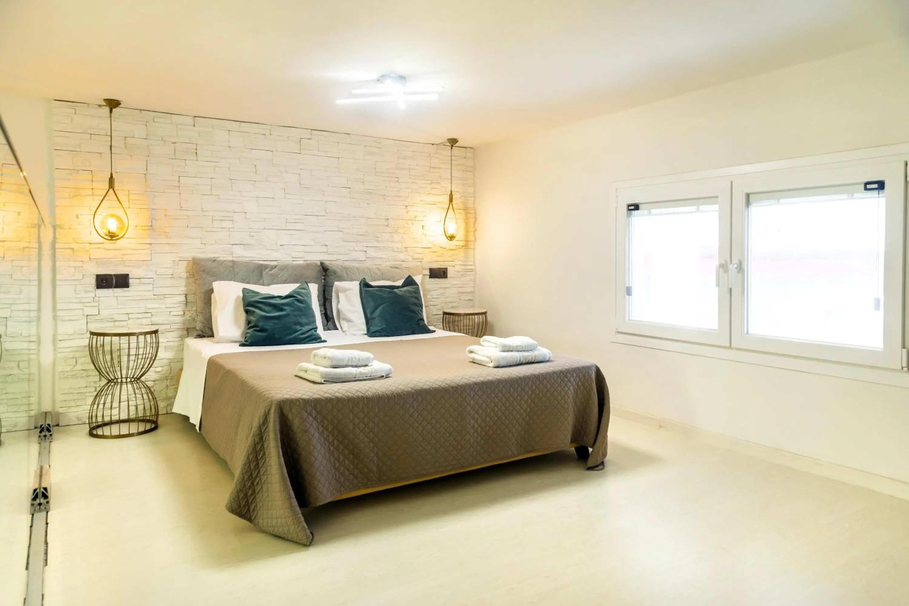 Photo of the whole room, Bed in Victoria's Suites Corfu