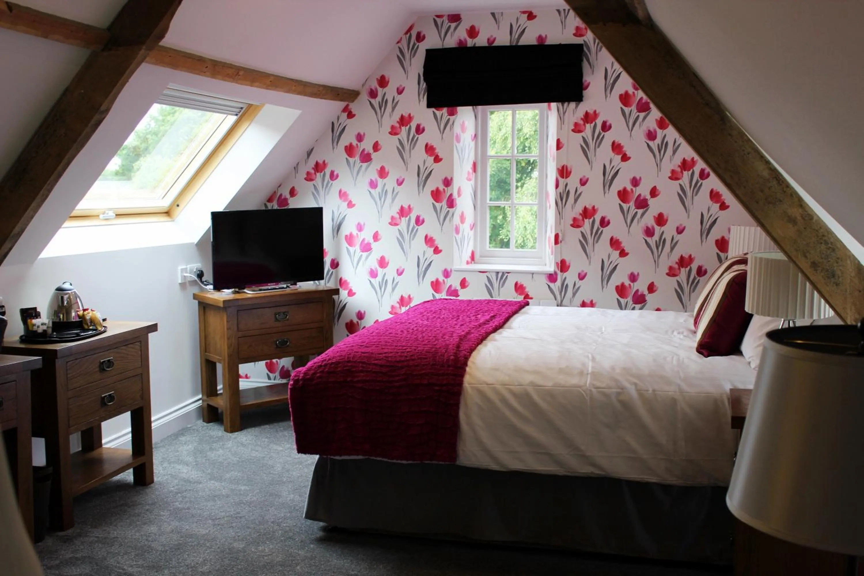 Bedroom, Bed in Kings Head Hotel