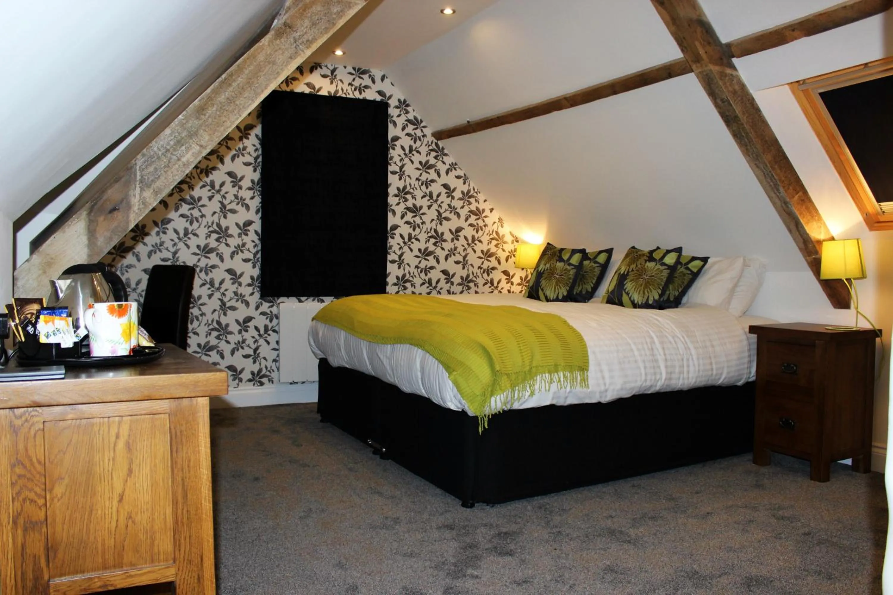 Photo of the whole room, Bed in Kings Head Hotel