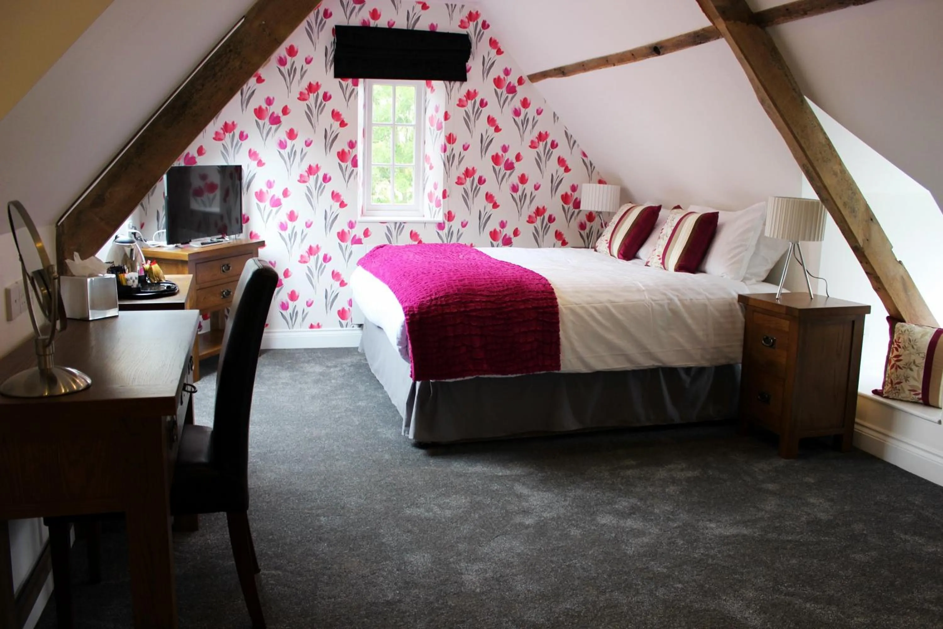 Day, Bed in Kings Head Hotel